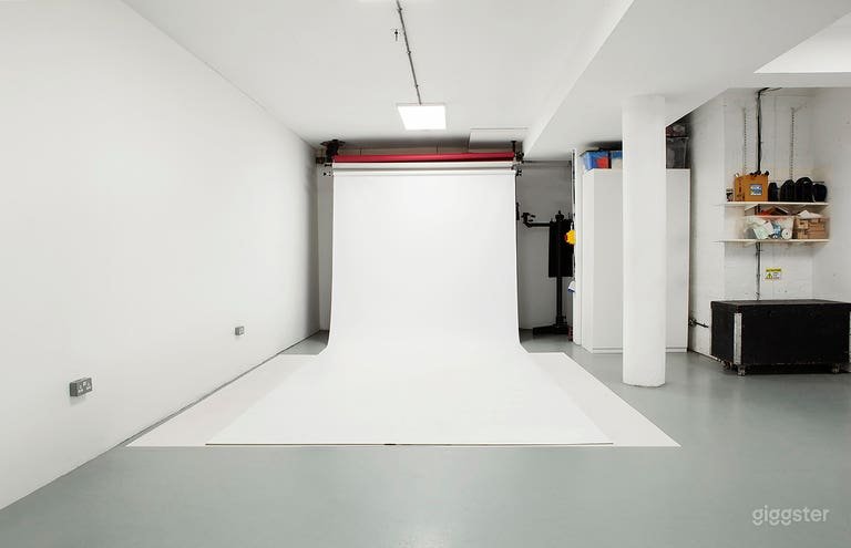  670 Sq Ft Studio With Seamless Colorama Backdrops 