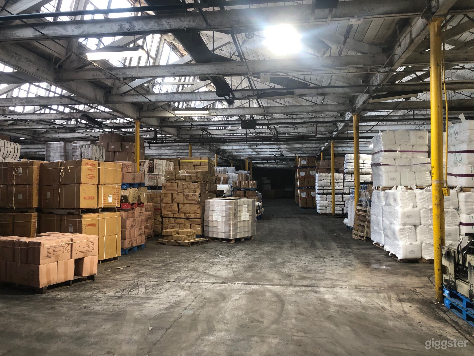 Gigantic warehouse with retro wood-paneled offices Photo 2