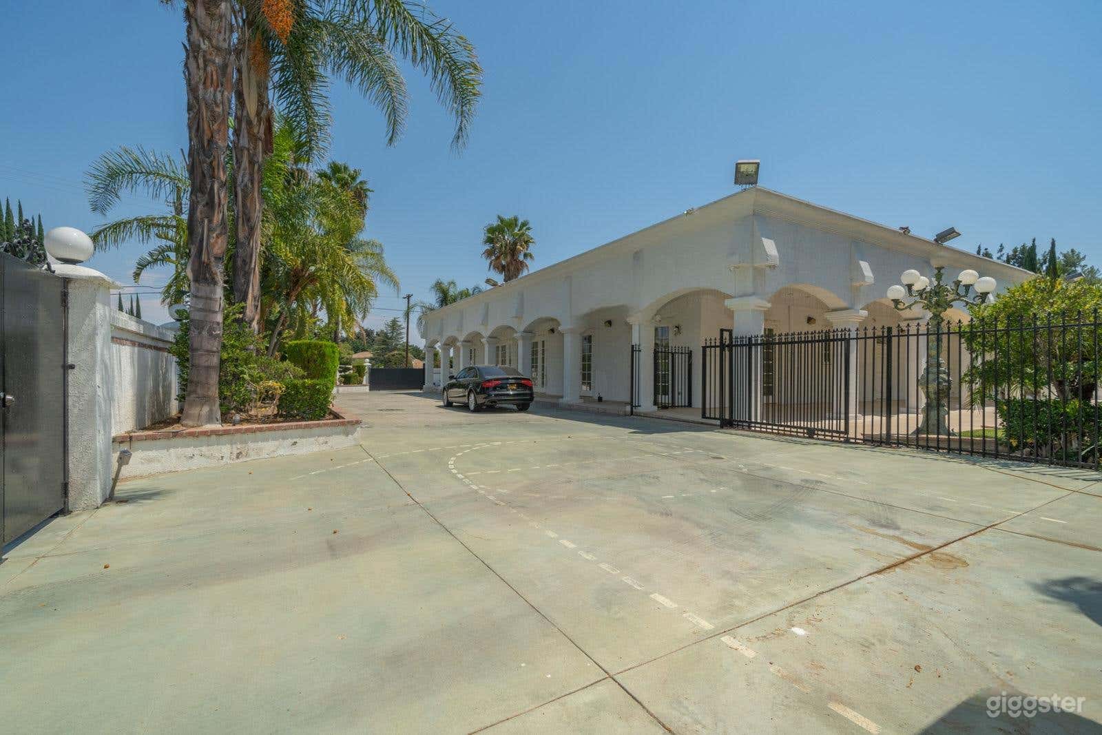 Artistic Backyard Oasis for Filming &amp; Gatherings Photo 1