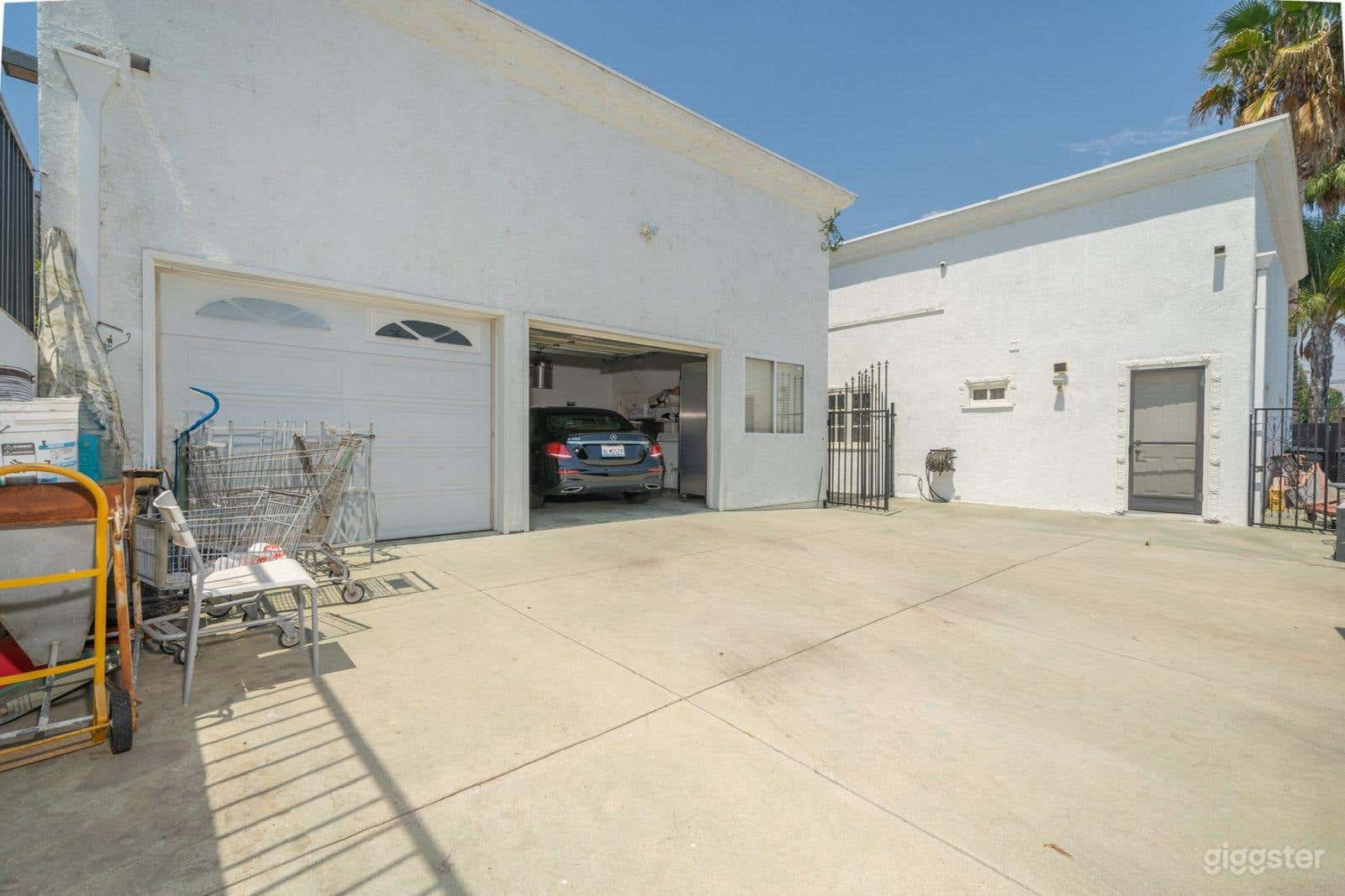 Artistic Backyard Oasis for Filming &amp; Gatherings Photo 2