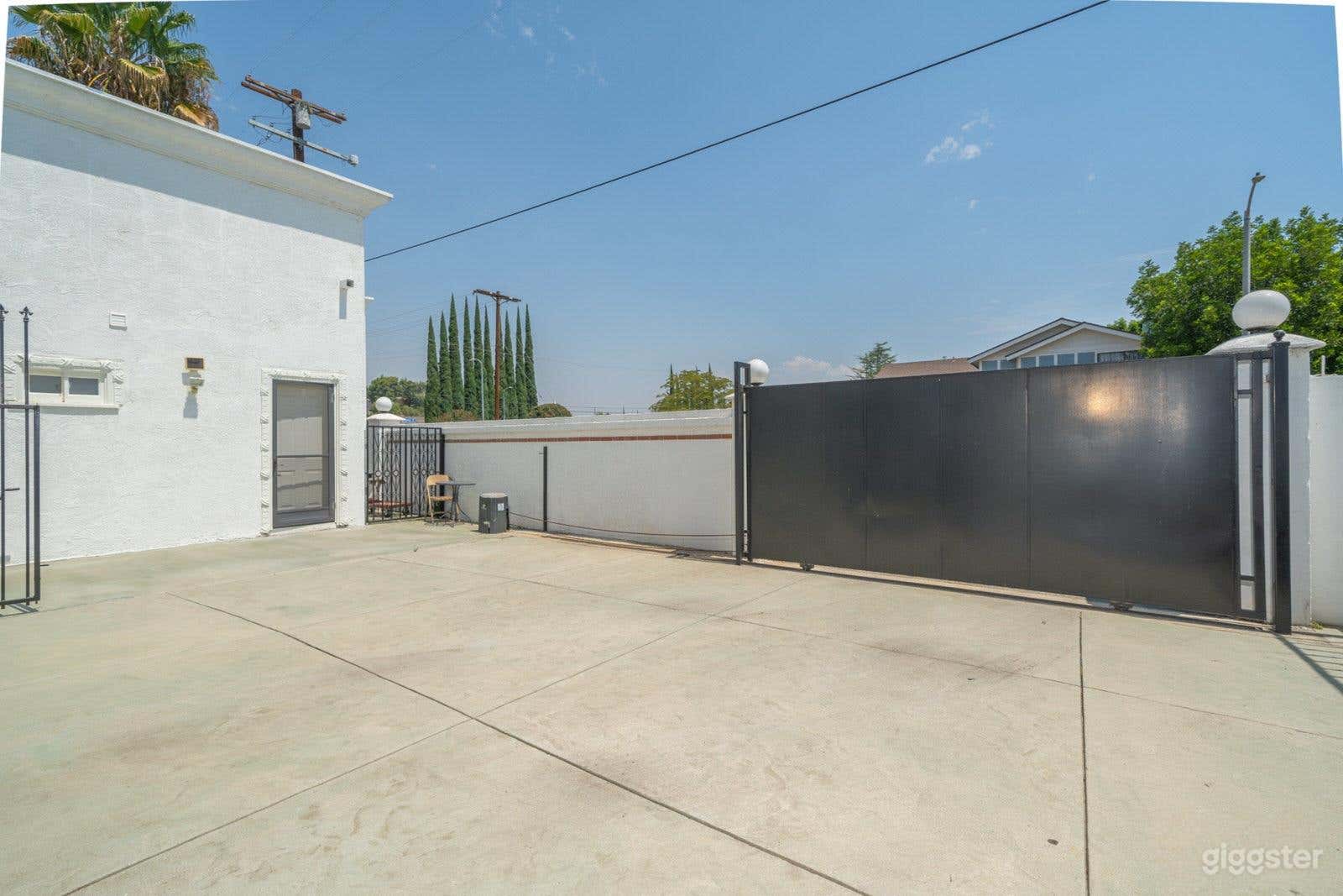 Artistic Backyard Oasis for Filming &amp; Gatherings Photo 3