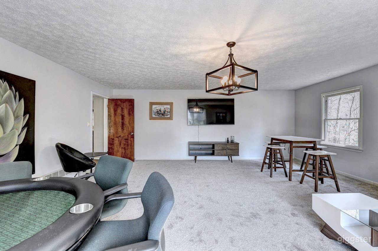 4BR Home with An Acre Lot Photo 4