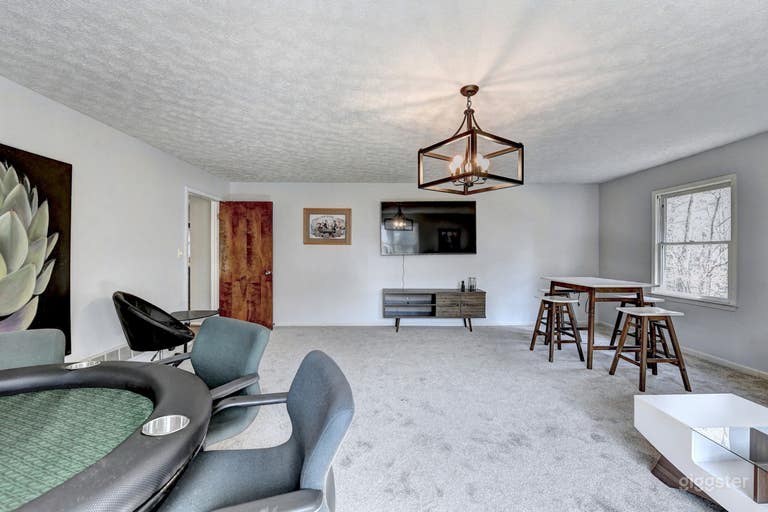  4BR Home with An Acre Lot 