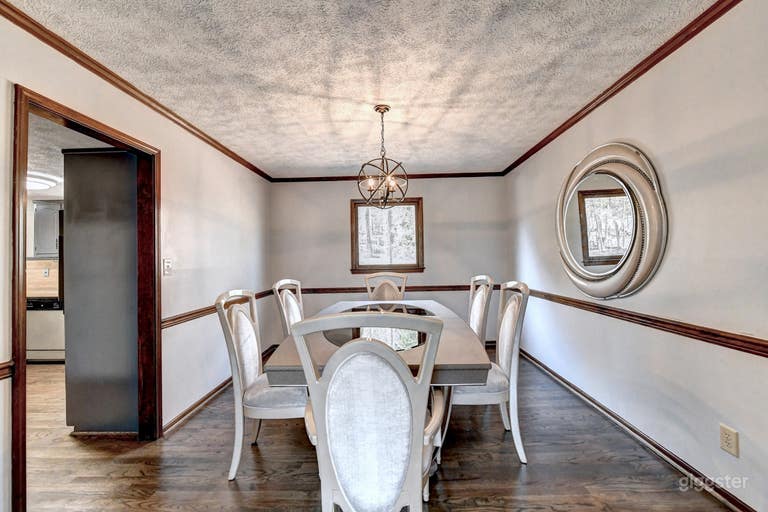  4BR Home with An Acre Lot 