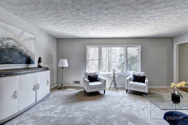  4BR Home with An Acre Lot 