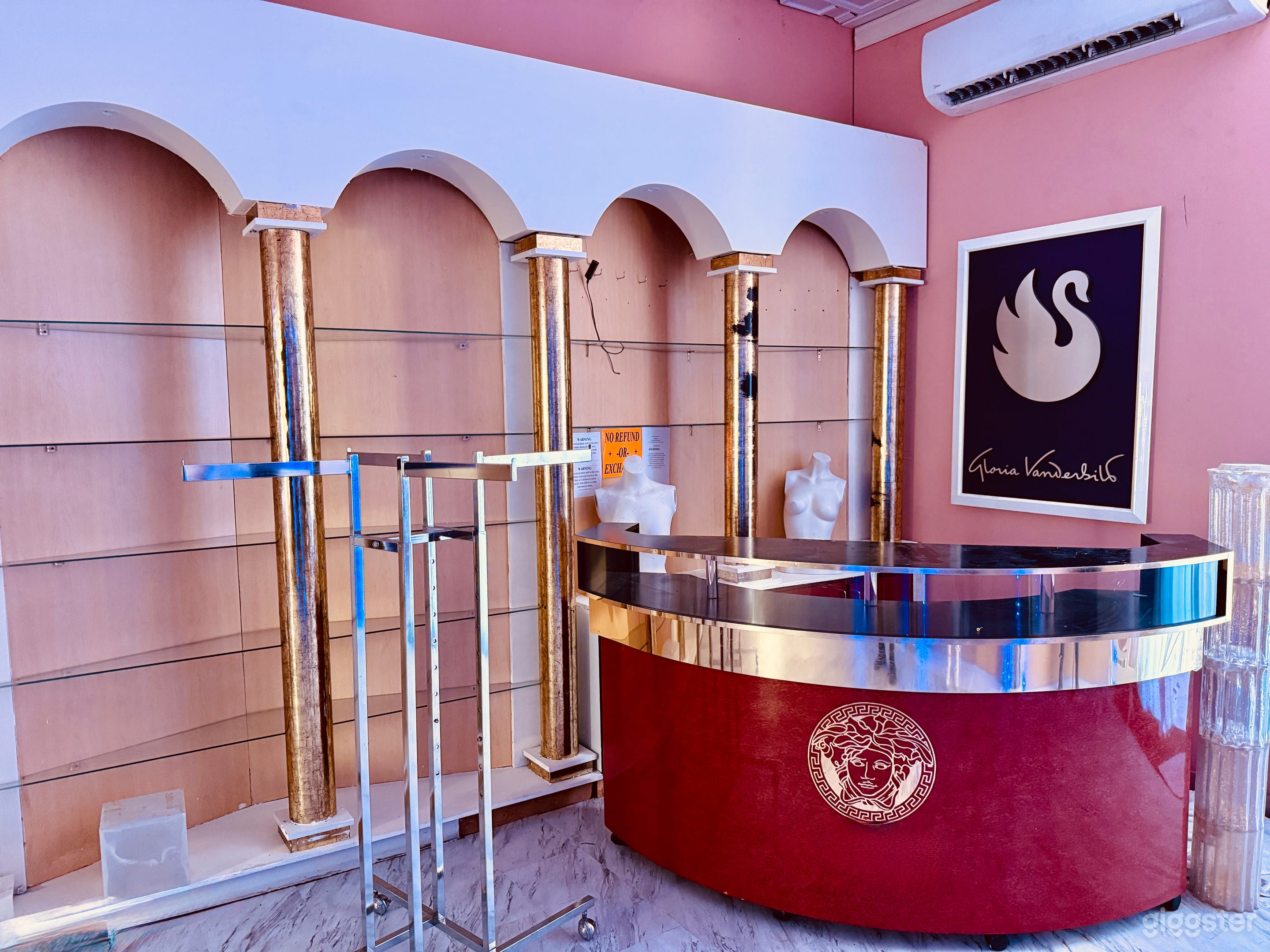 Clothing Store — High Fashion Boutique Photo 4