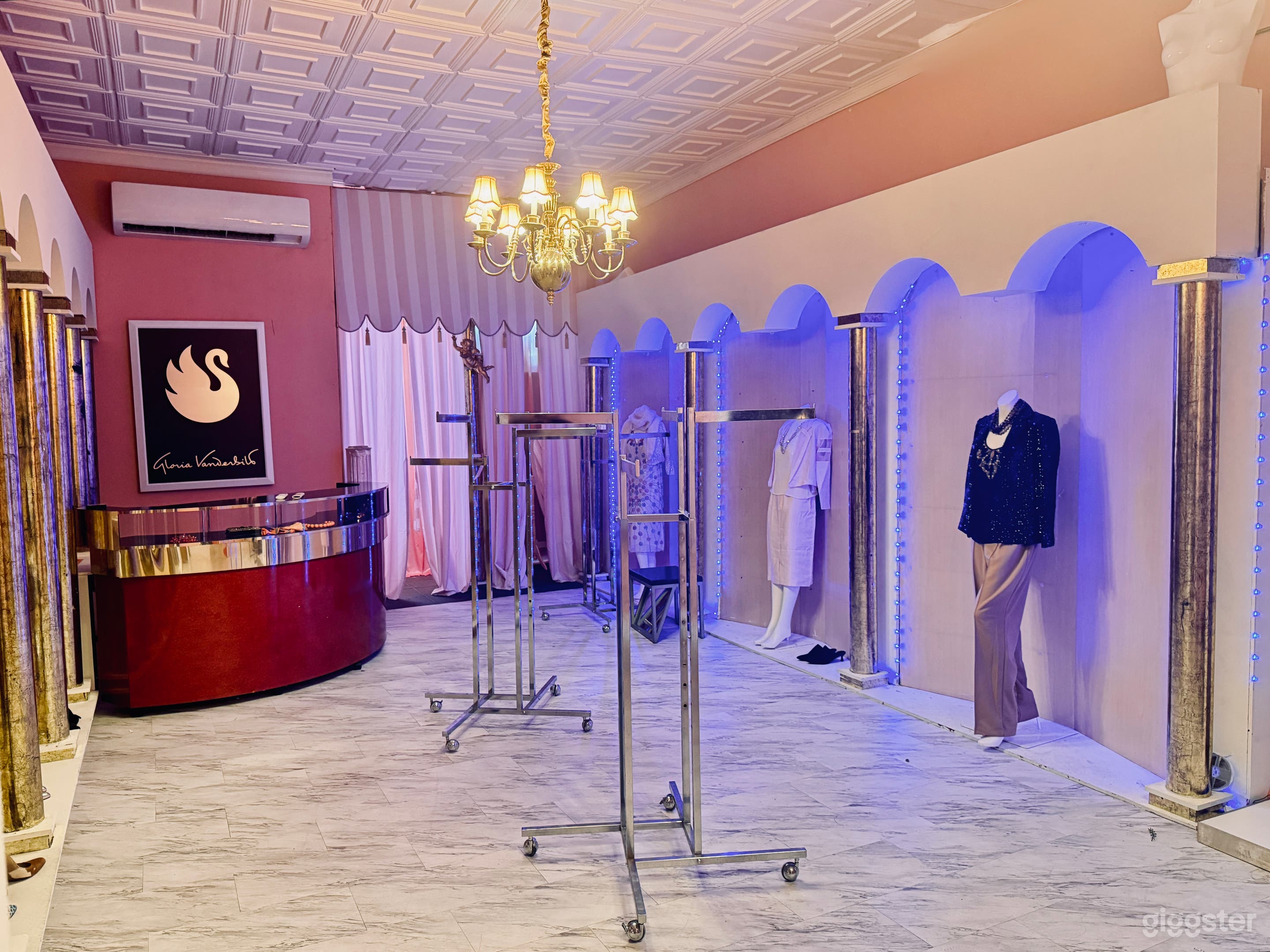 Clothing Store — High Fashion Boutique Photo 1