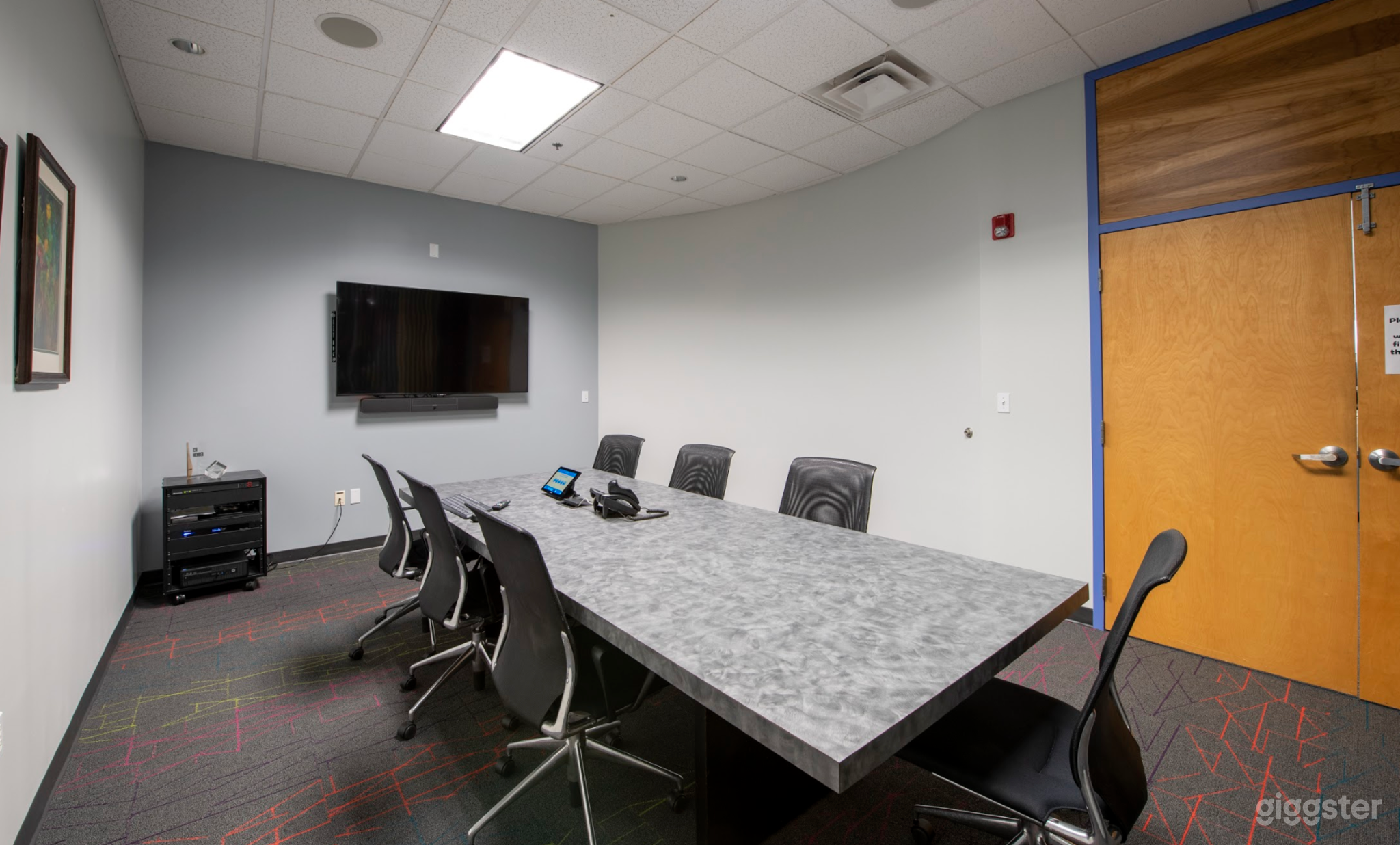 Intimate Meeting Room Photo 2