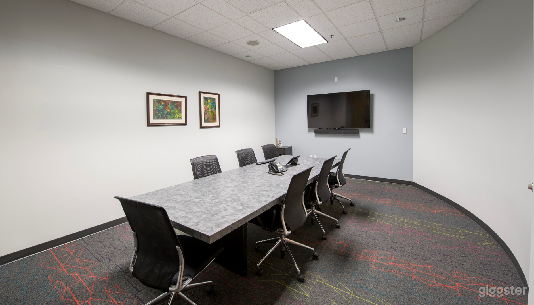 Intimate Meeting Room Photo 3