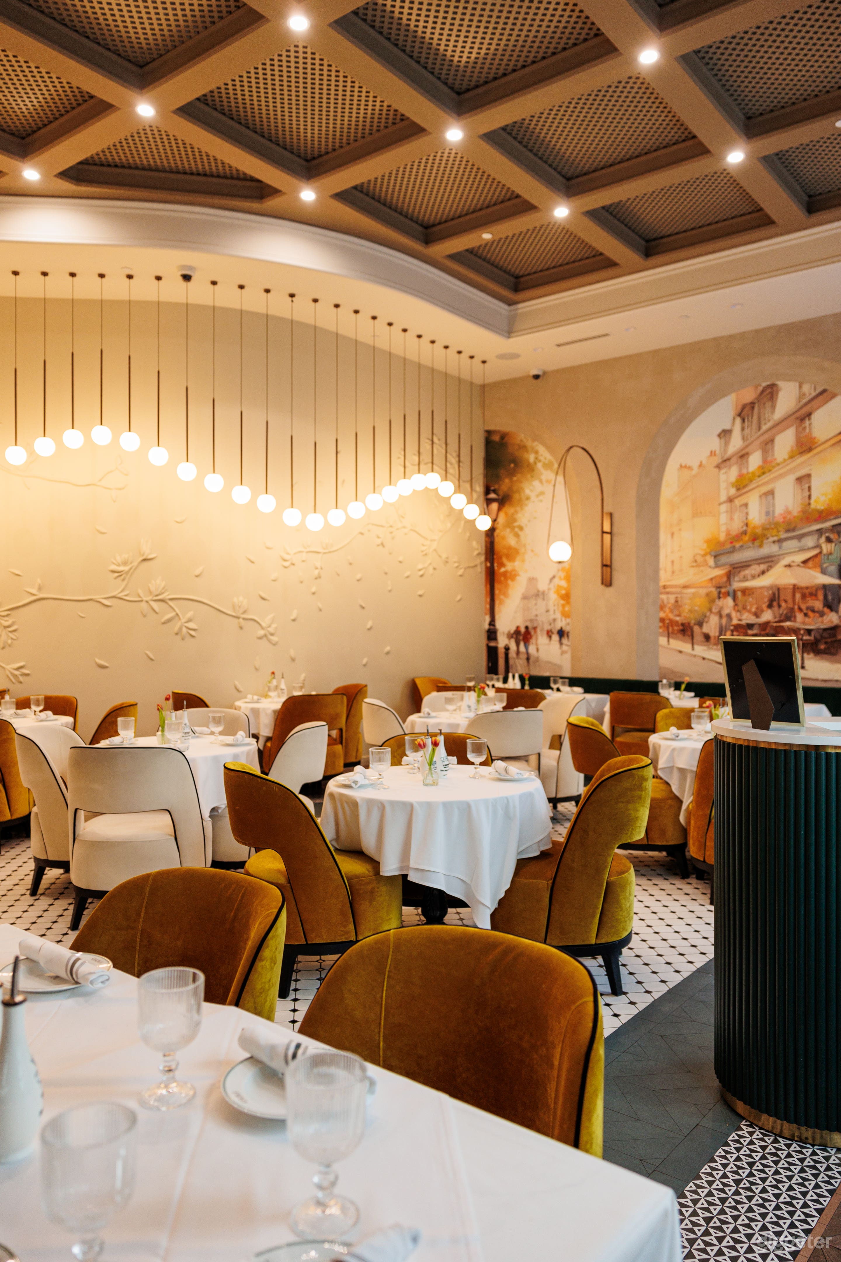 Charming Italian Trattoria with Elegant Interior & Piazza Photo 3