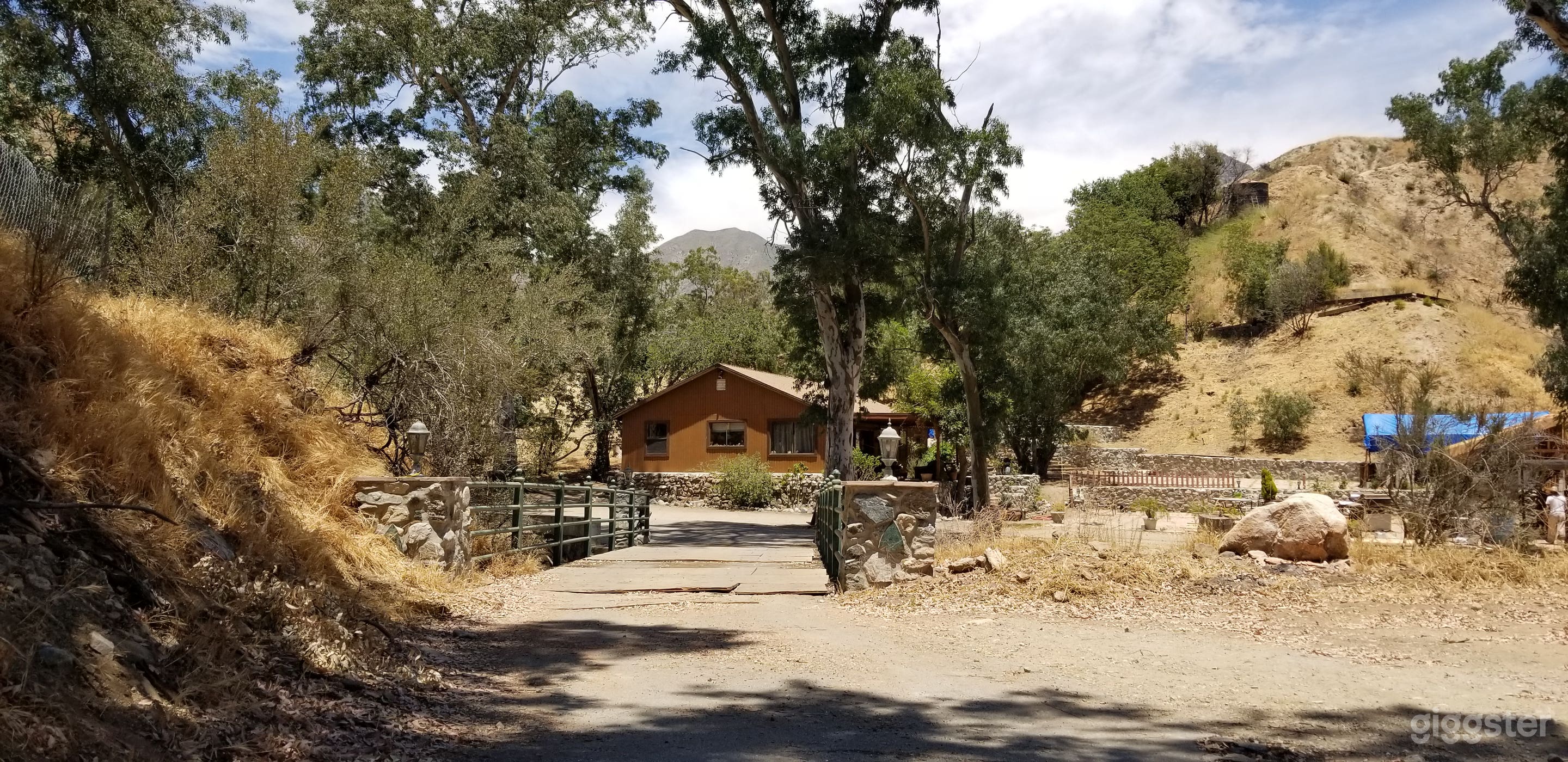 main cottage 2bed 1 bath house ( can shoot inside or staging/wardrobe) lower drive over bridge 