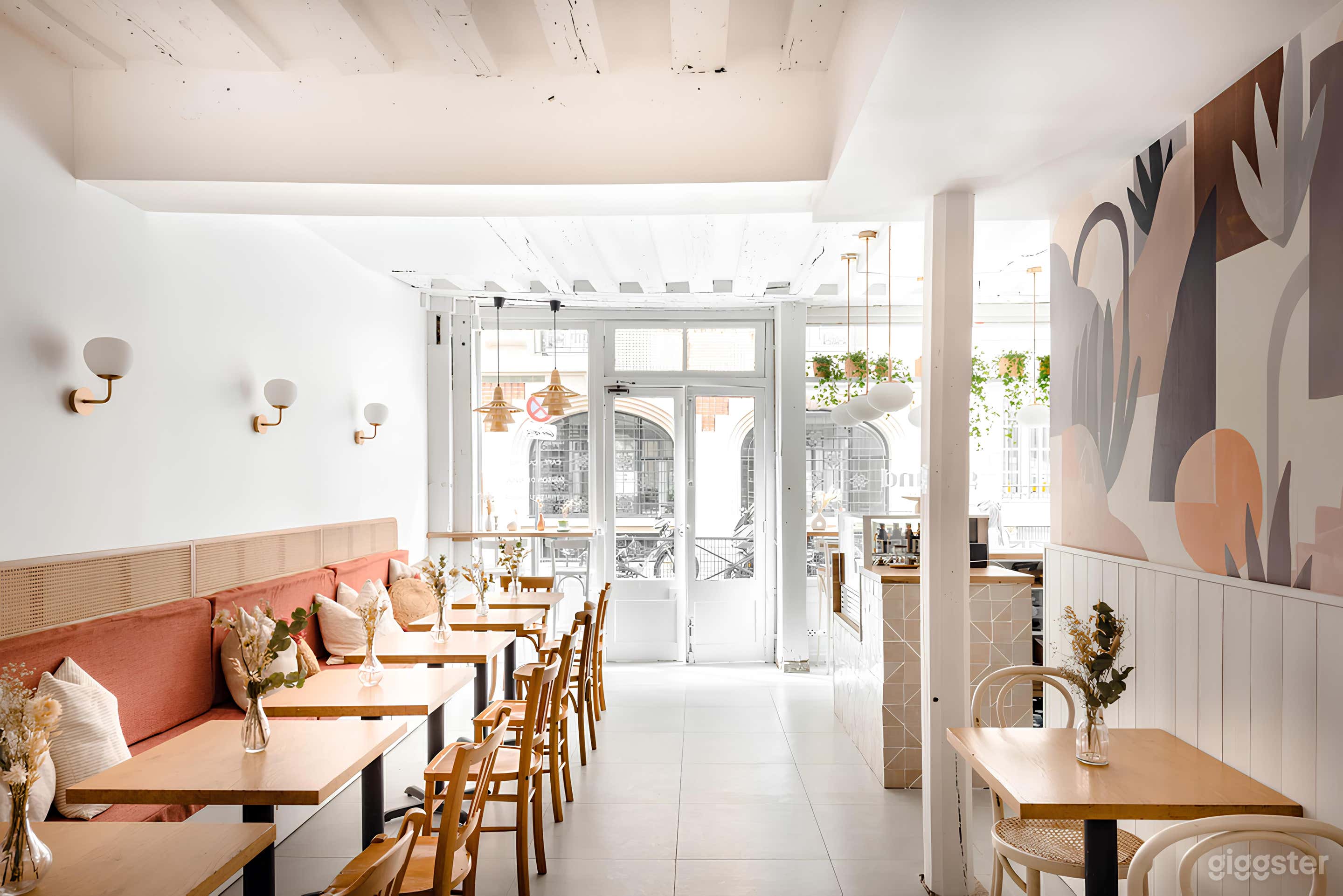 Photo de Café-Cantine de pratique à louer au coeur du Marais! 1