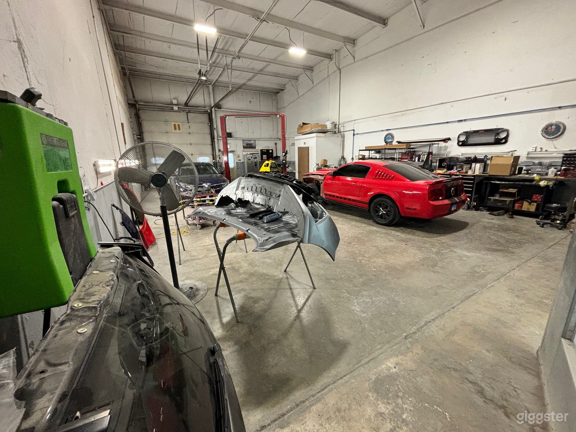 Clean Auto Shop at Industrial Site Photo 4