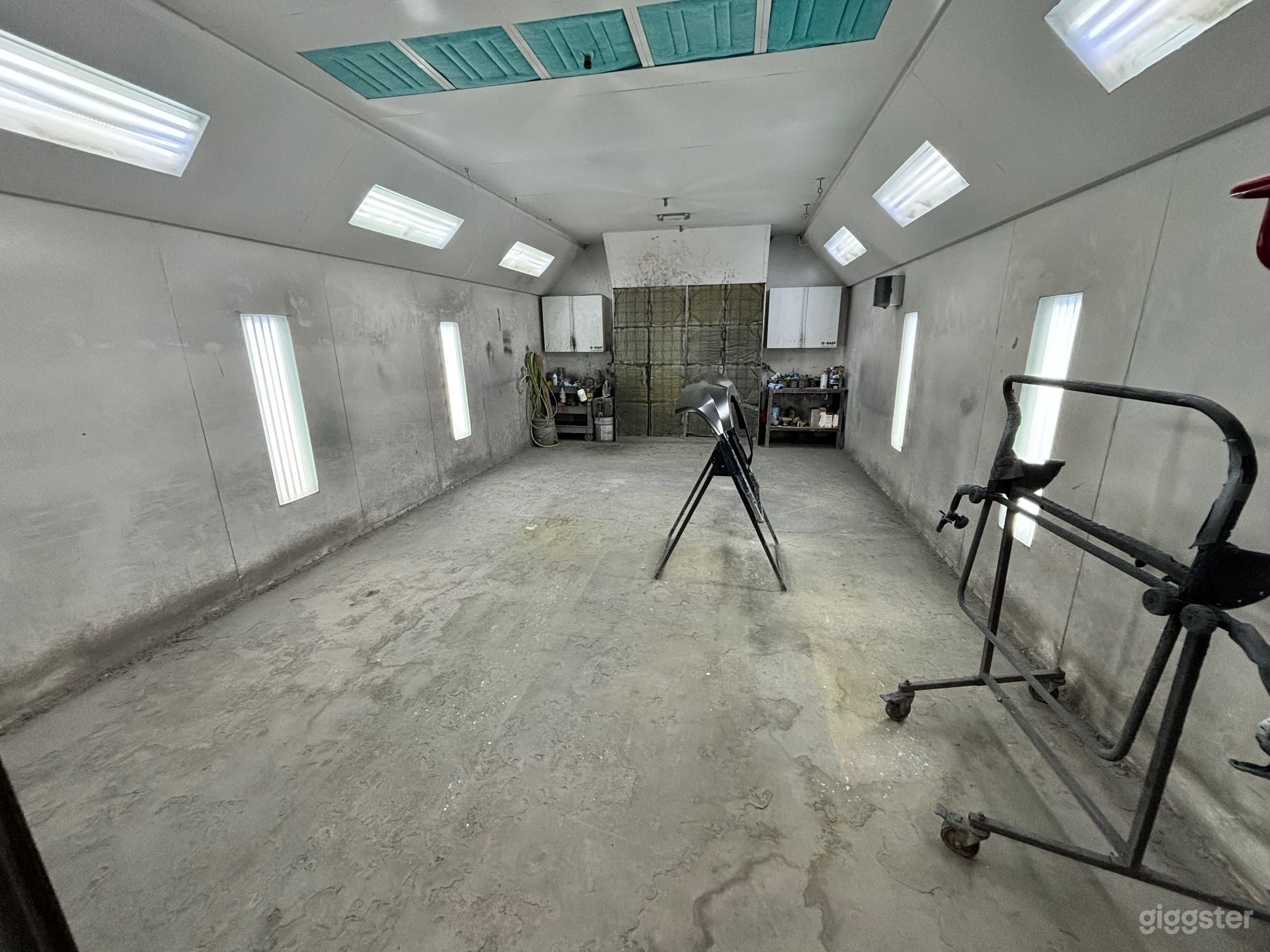 Clean Auto Shop at Industrial Site Photo 1