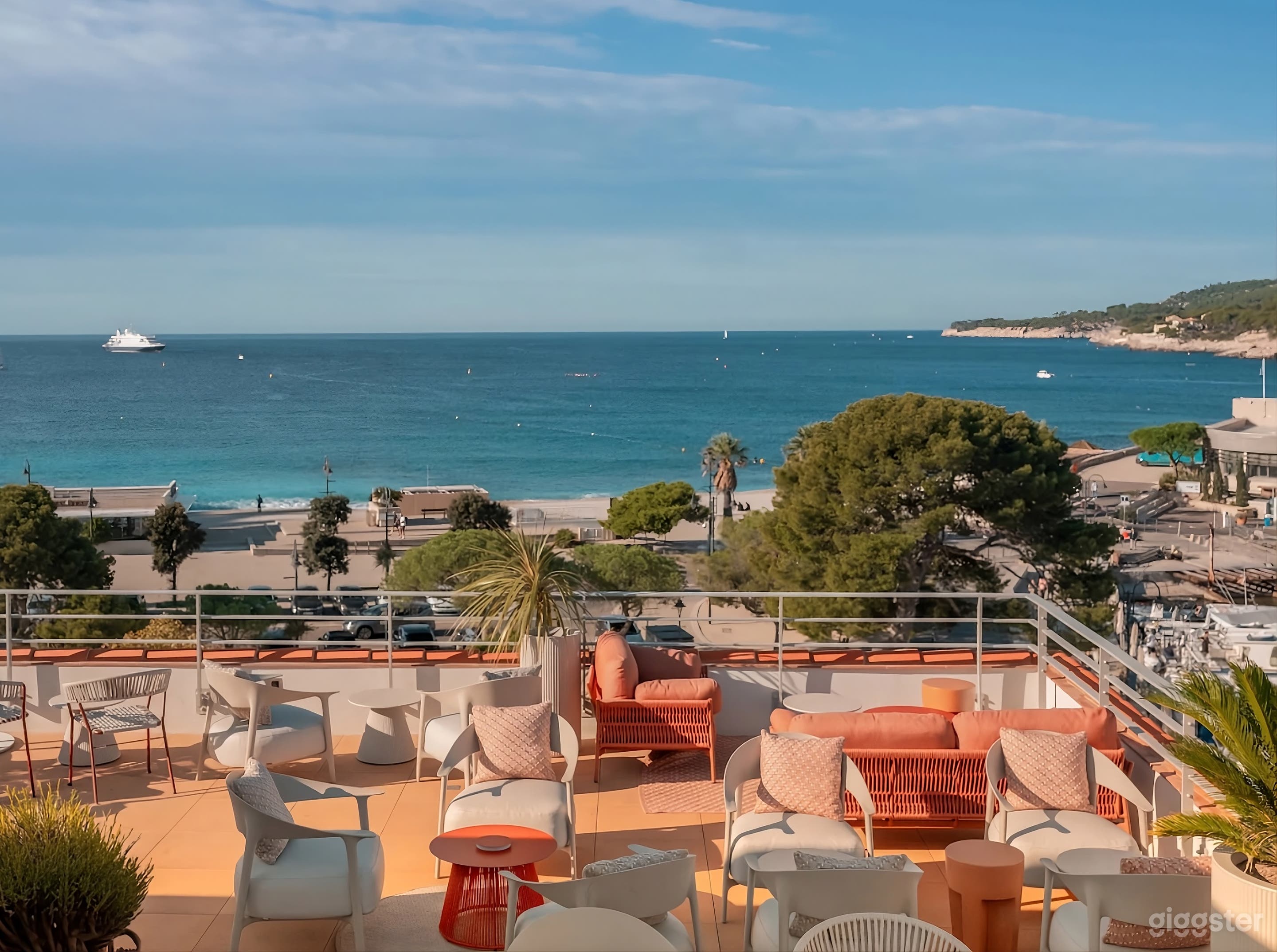 Photo de Breathtaking Hotel Rooftop w/ Panoramic Views 1