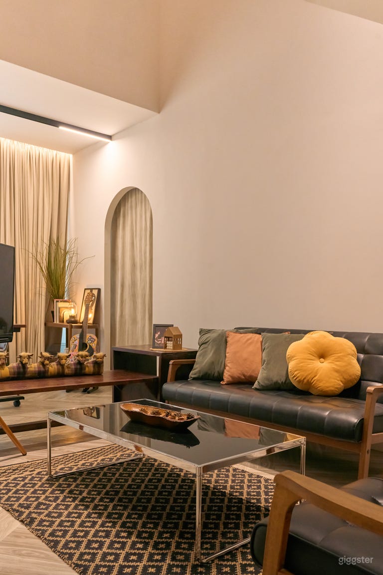  The studio boasts a cozy living room area set against a beautifully designed staircase. This warm and inviting space is perfect for casual gatherings, creative shoots, or simply unwinding in a stylish atmosphere. 