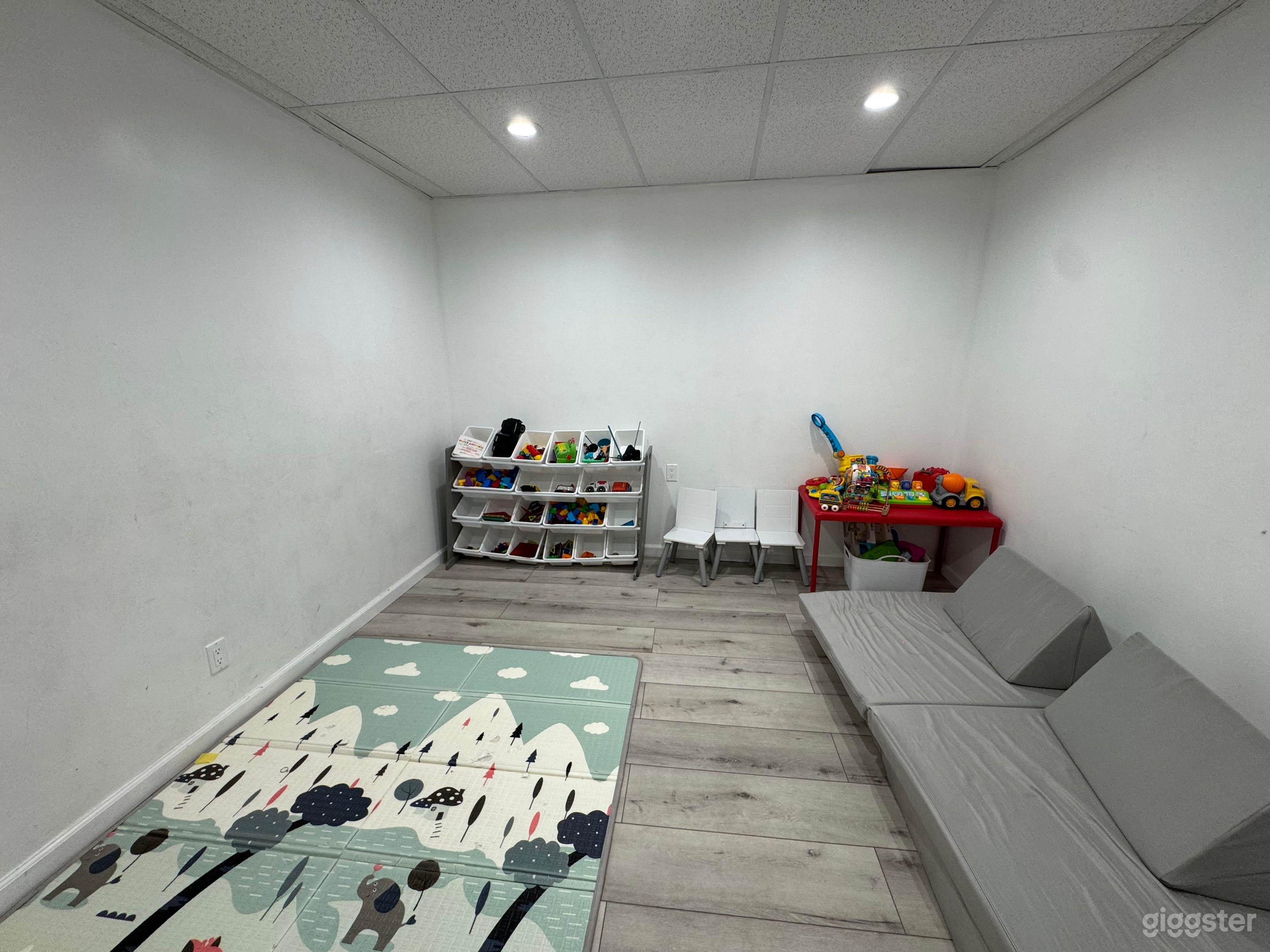 One of a kind event space with classrooms Photo 3