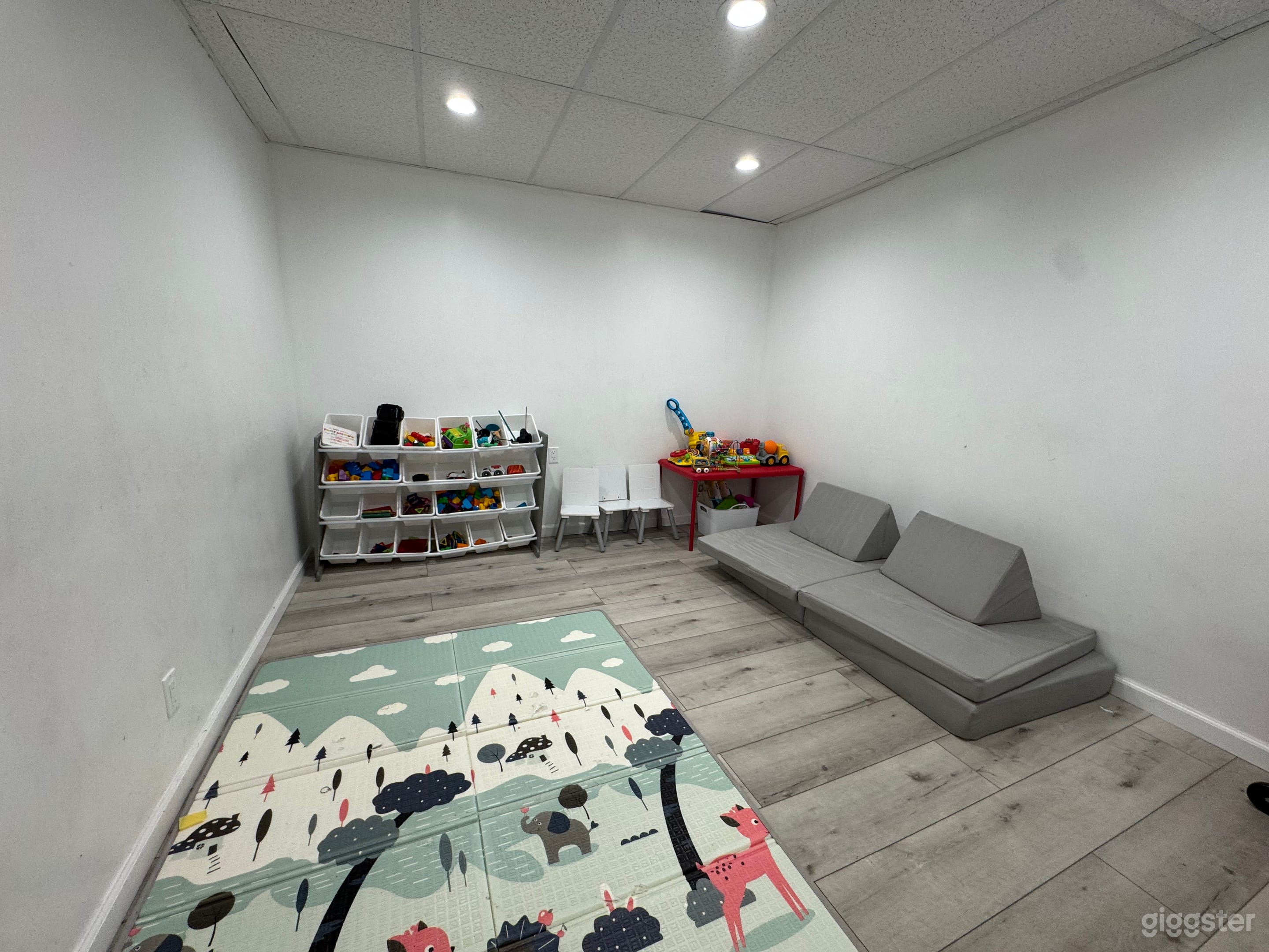 One of a kind event space with classrooms Photo 2