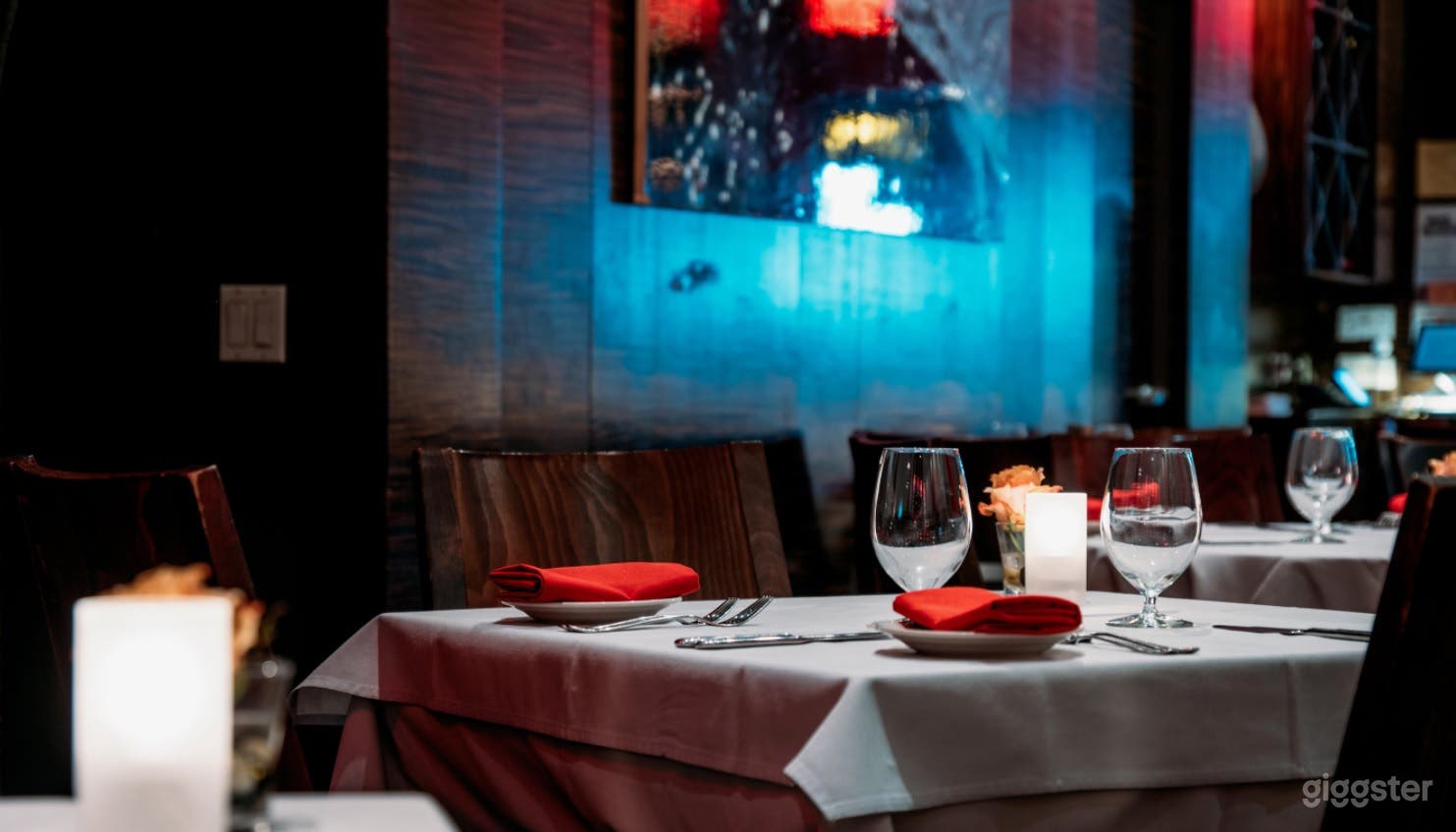 Friendly Bar &amp; Modern Main Dining Room  Photo 3