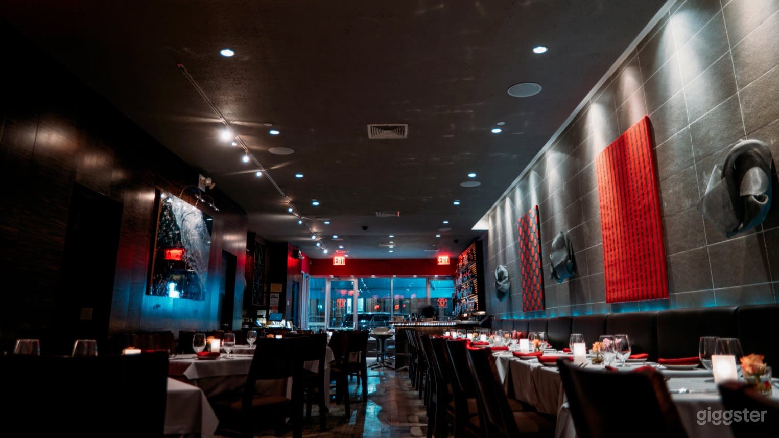 Friendly Bar &amp; Modern Main Dining Room  Photo 4