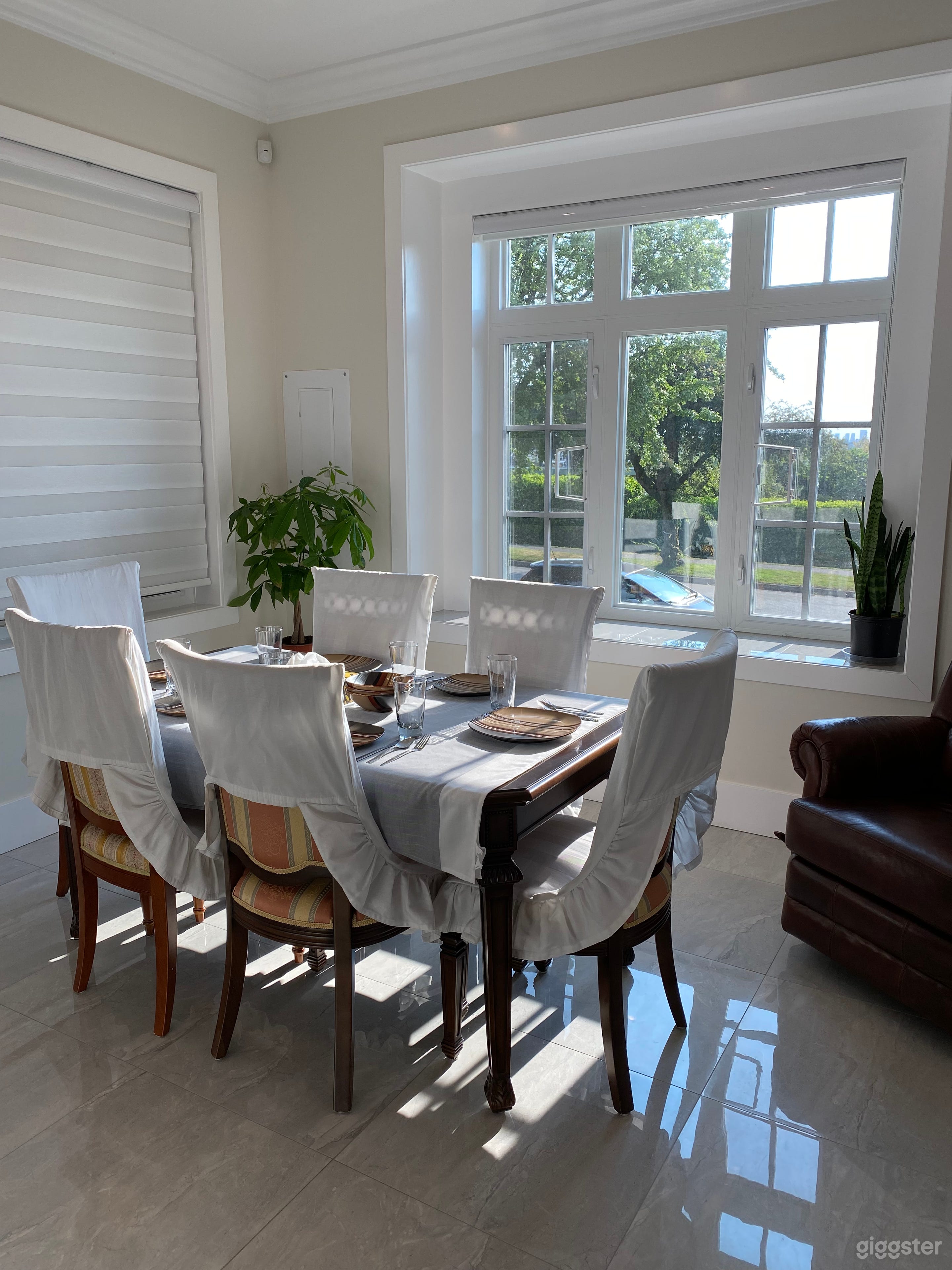 Brand New Spacious & Central Home Photo 1