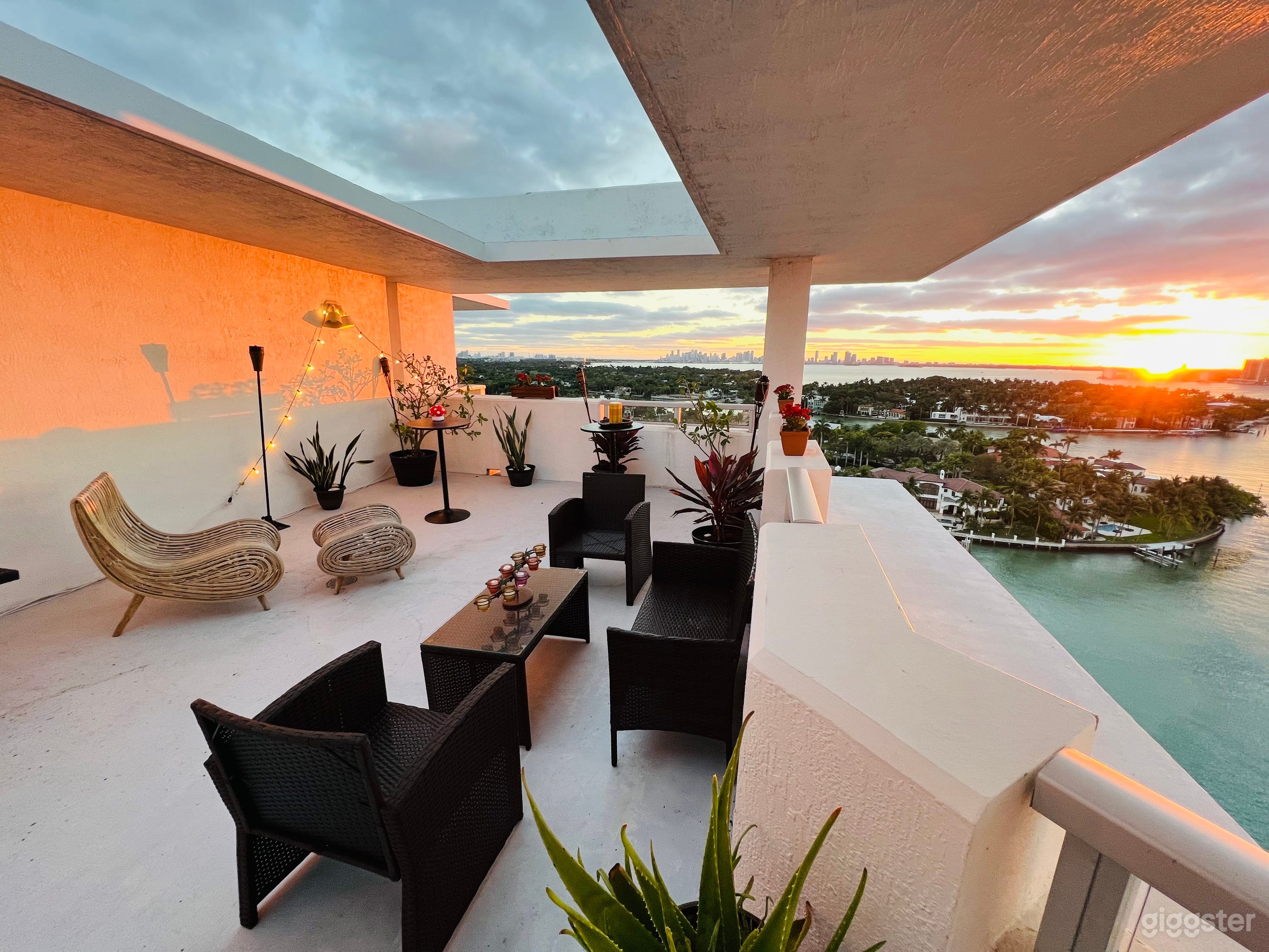 Elegant Penthouse w/ Private Rooftop Terrace Photo 2