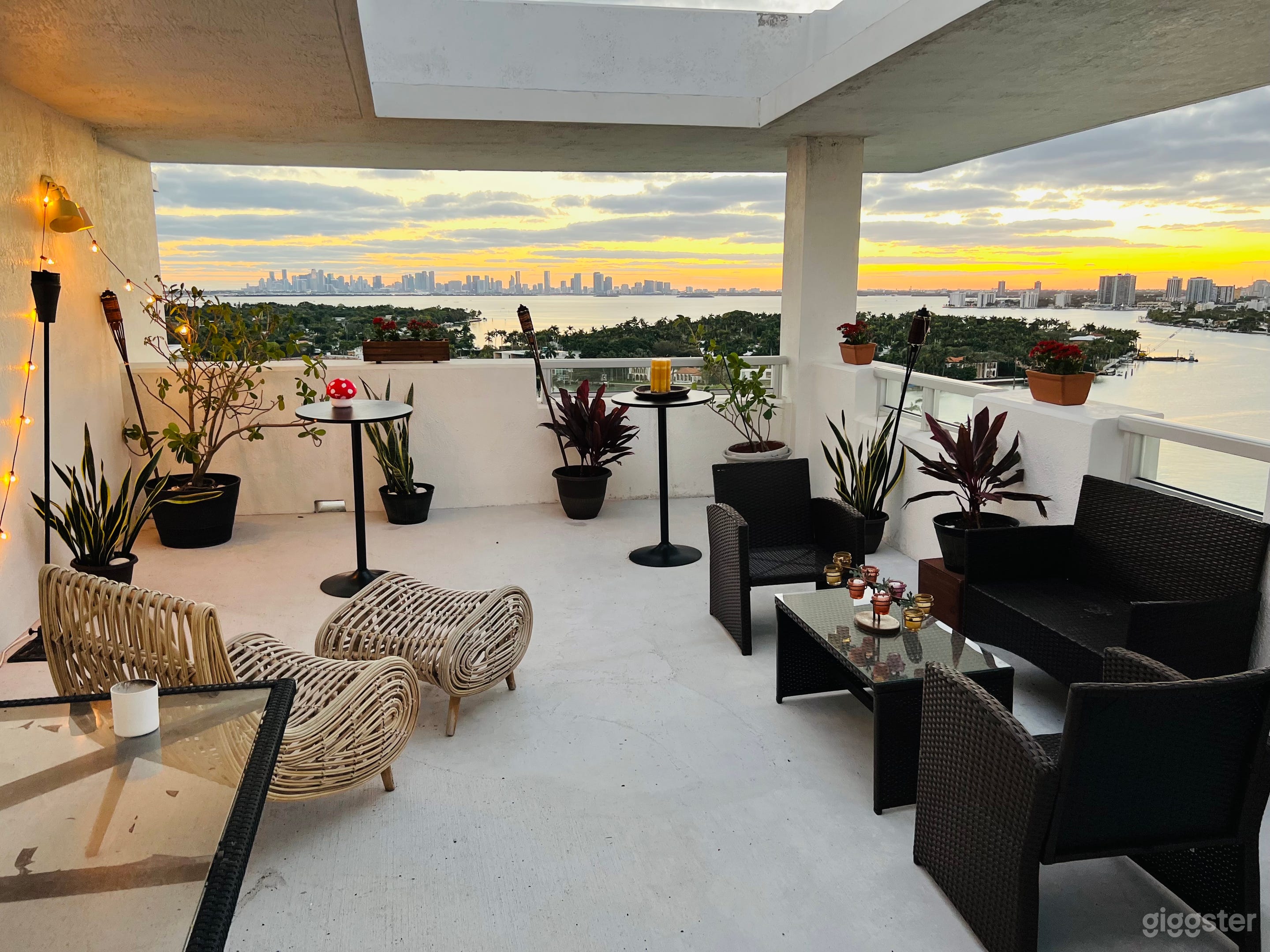 Elegant Penthouse w/ Private Rooftop Terrace Photo 4