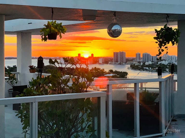  Elegant Penthouse w/ Private Rooftop Terrace 