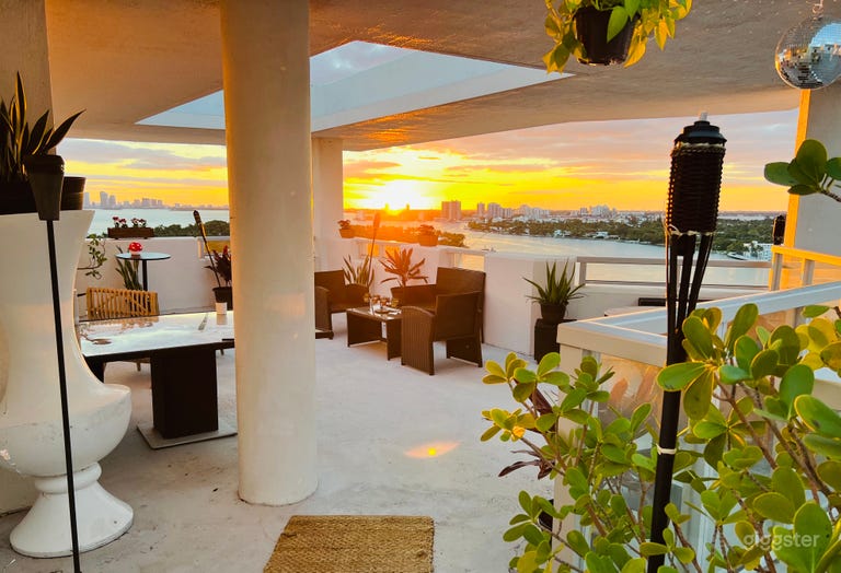  Elegant Penthouse w/ Private Rooftop Terrace 