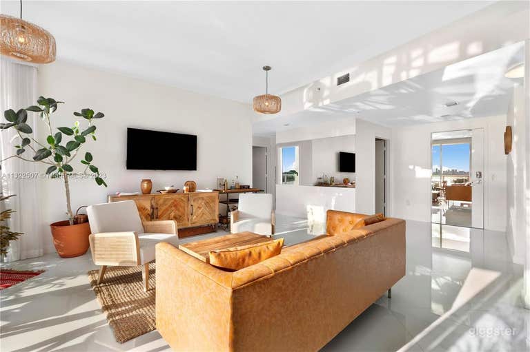  Elegant Penthouse w/ Private Rooftop Terrace 