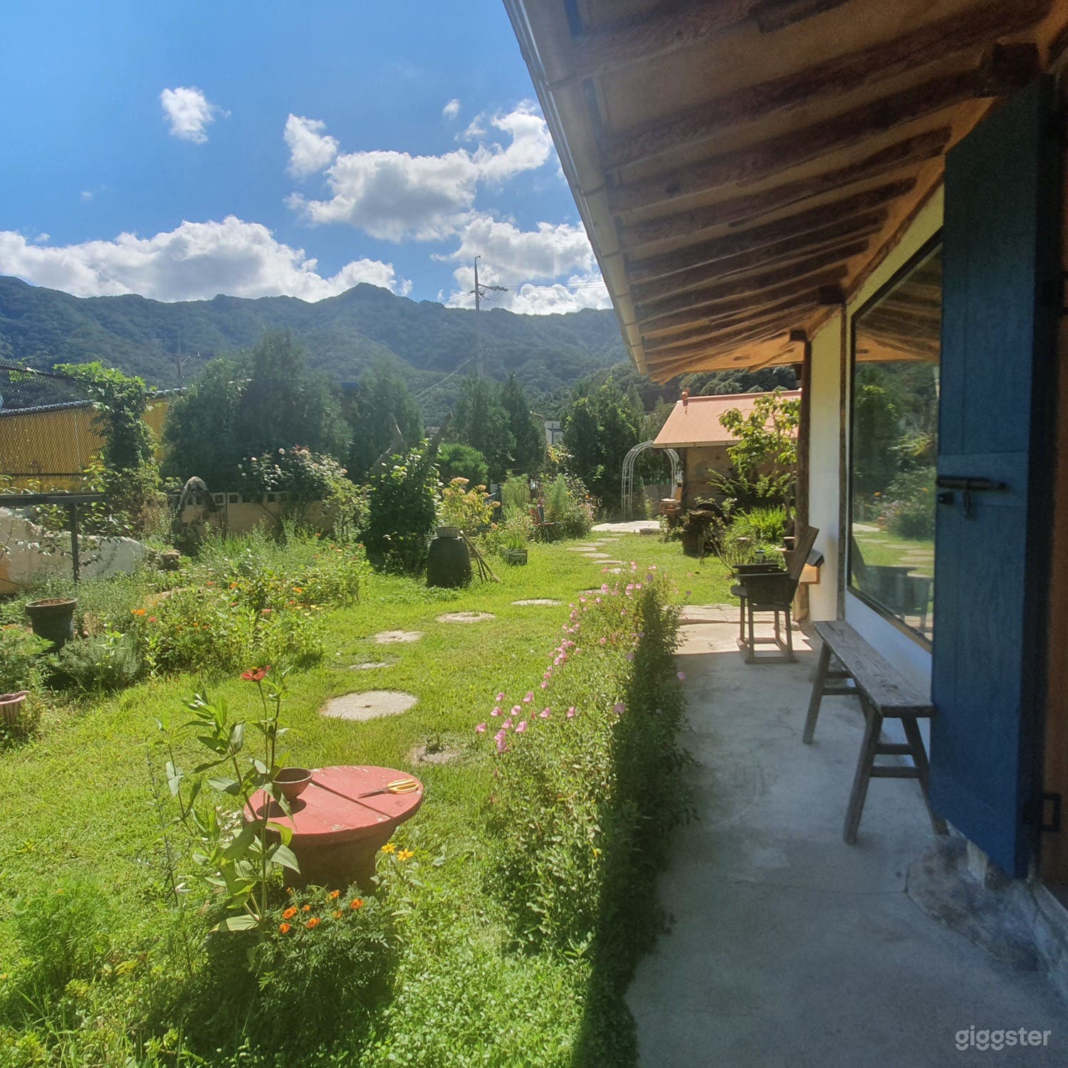 Charming Café with Garden Photo 4