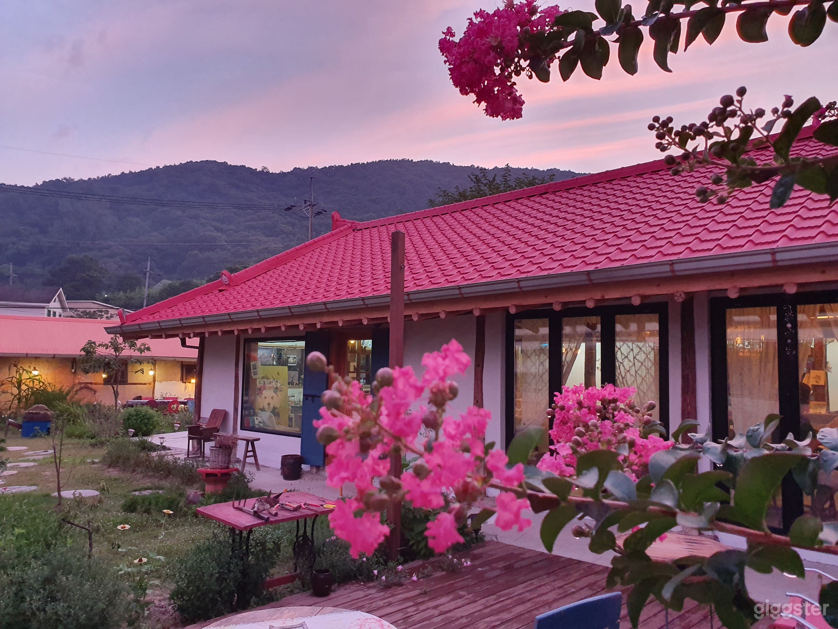 Charming Café with Garden Photo 1