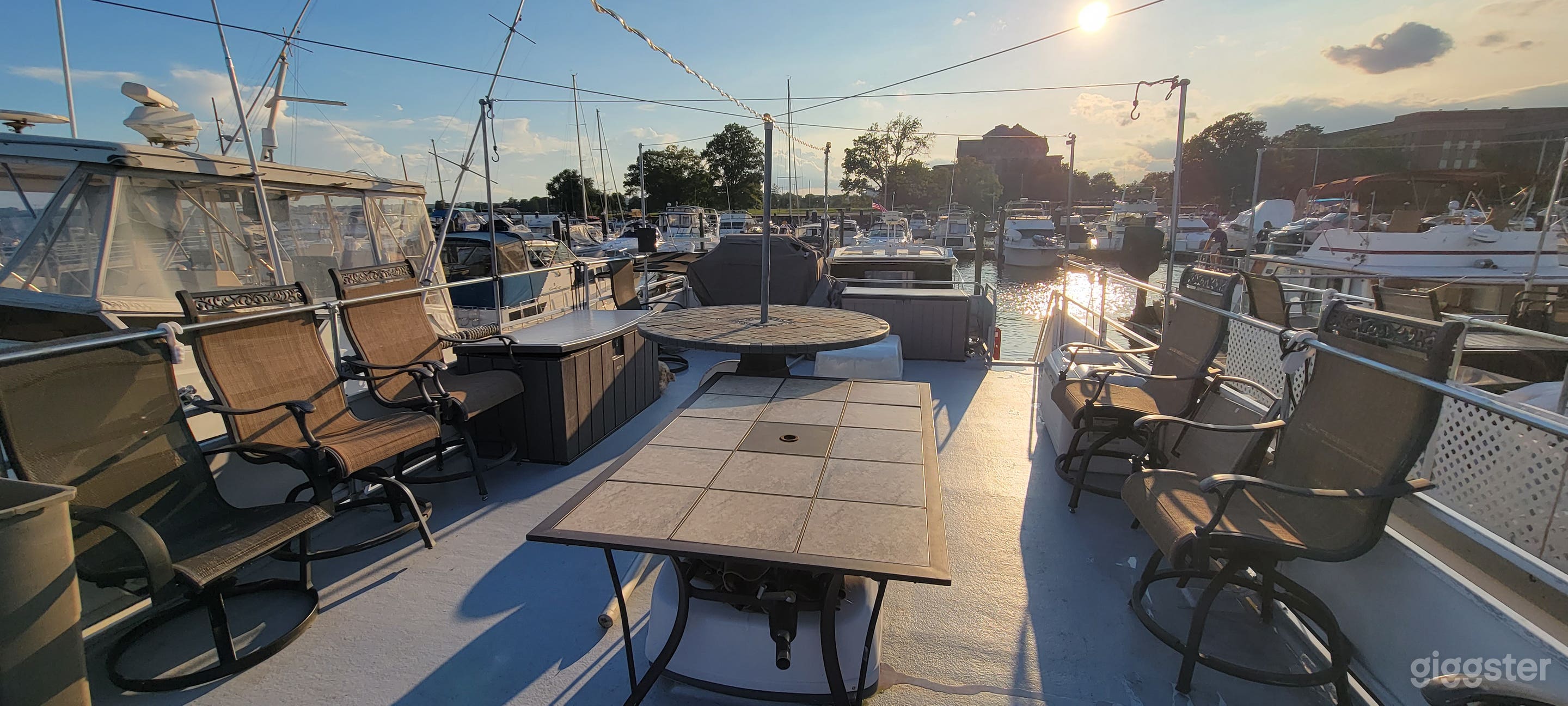 Large catamaran flattop houseboat Photo 2