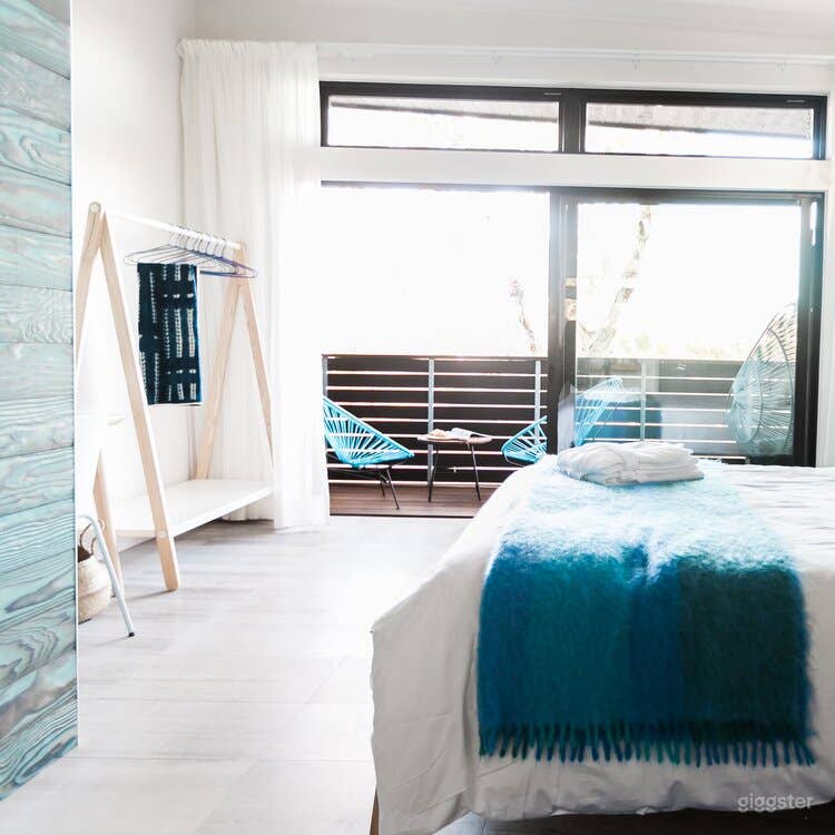 Refreshing Space with High Ceilings and Large Balcony - Water Room Photo 1