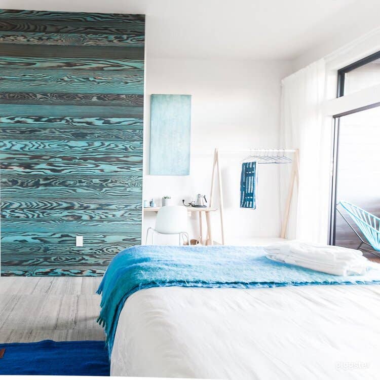 Refreshing Space with High Ceilings and Large Balcony - Water Room Photo 3