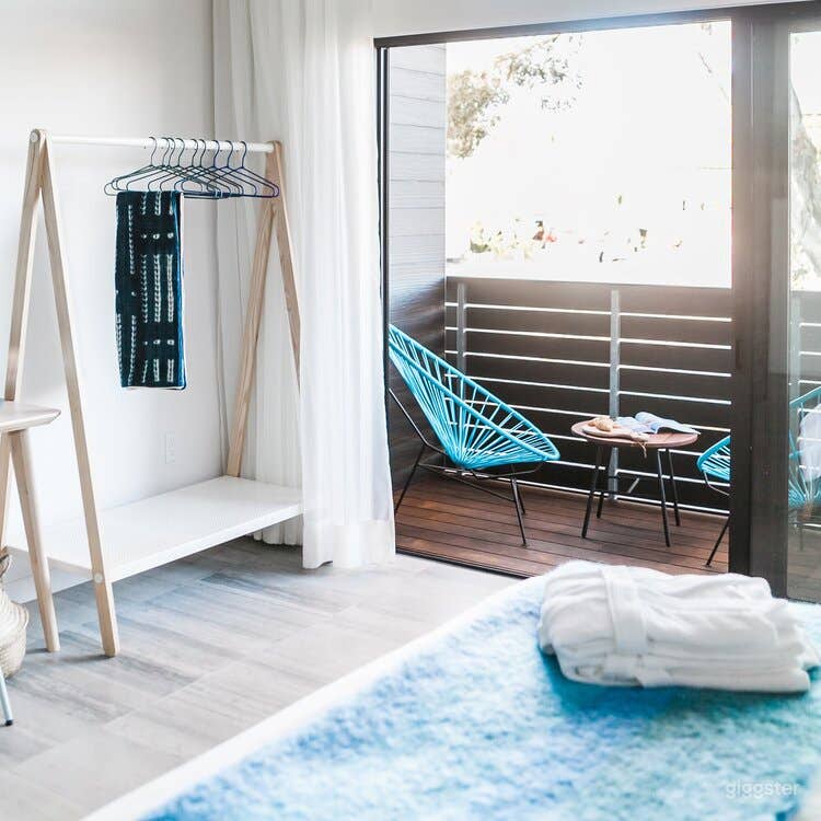  Refreshing Space with High Ceilings and Large Balcony - Water Room 