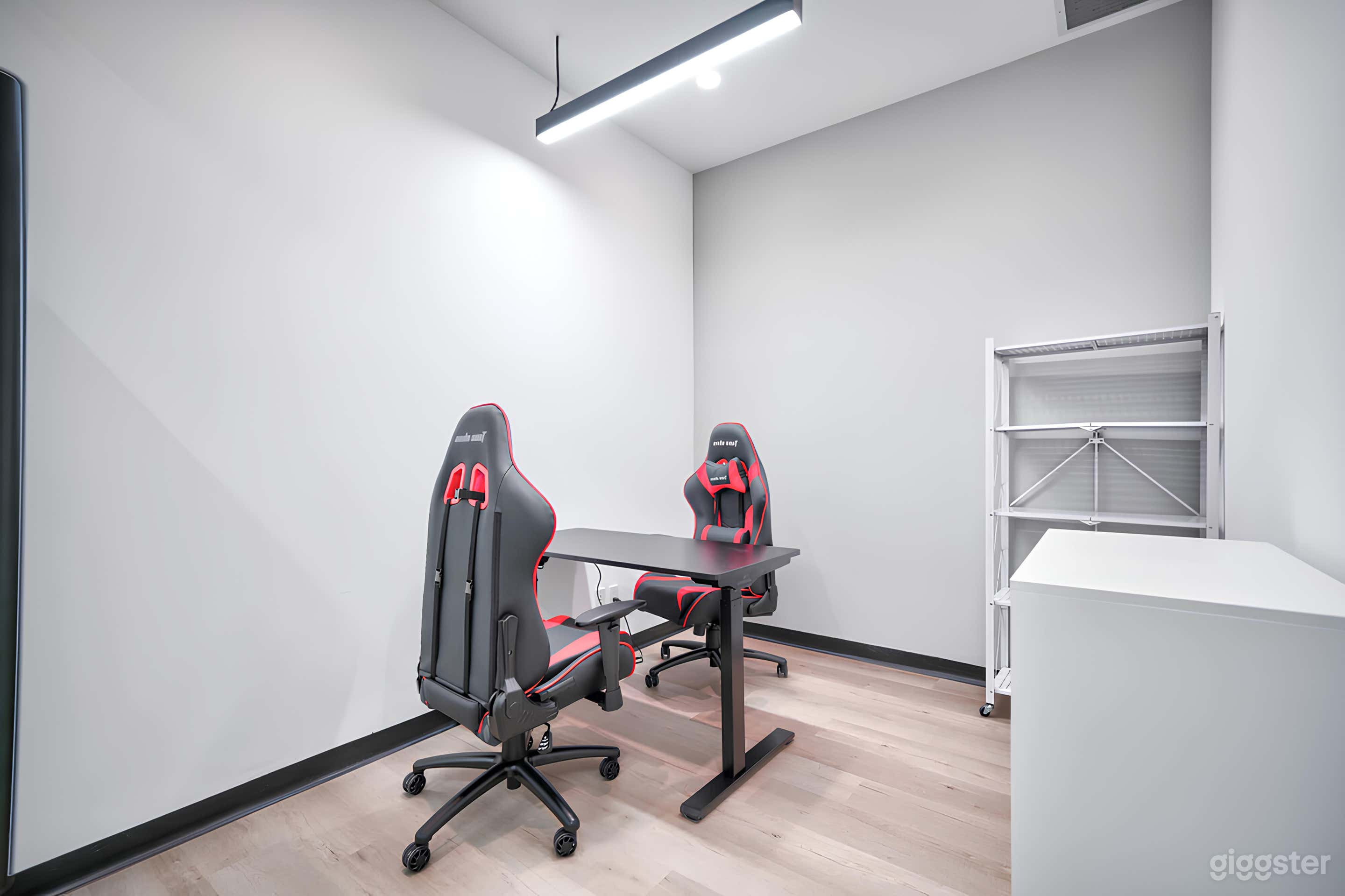 Minimalist Office Space  Photo 3