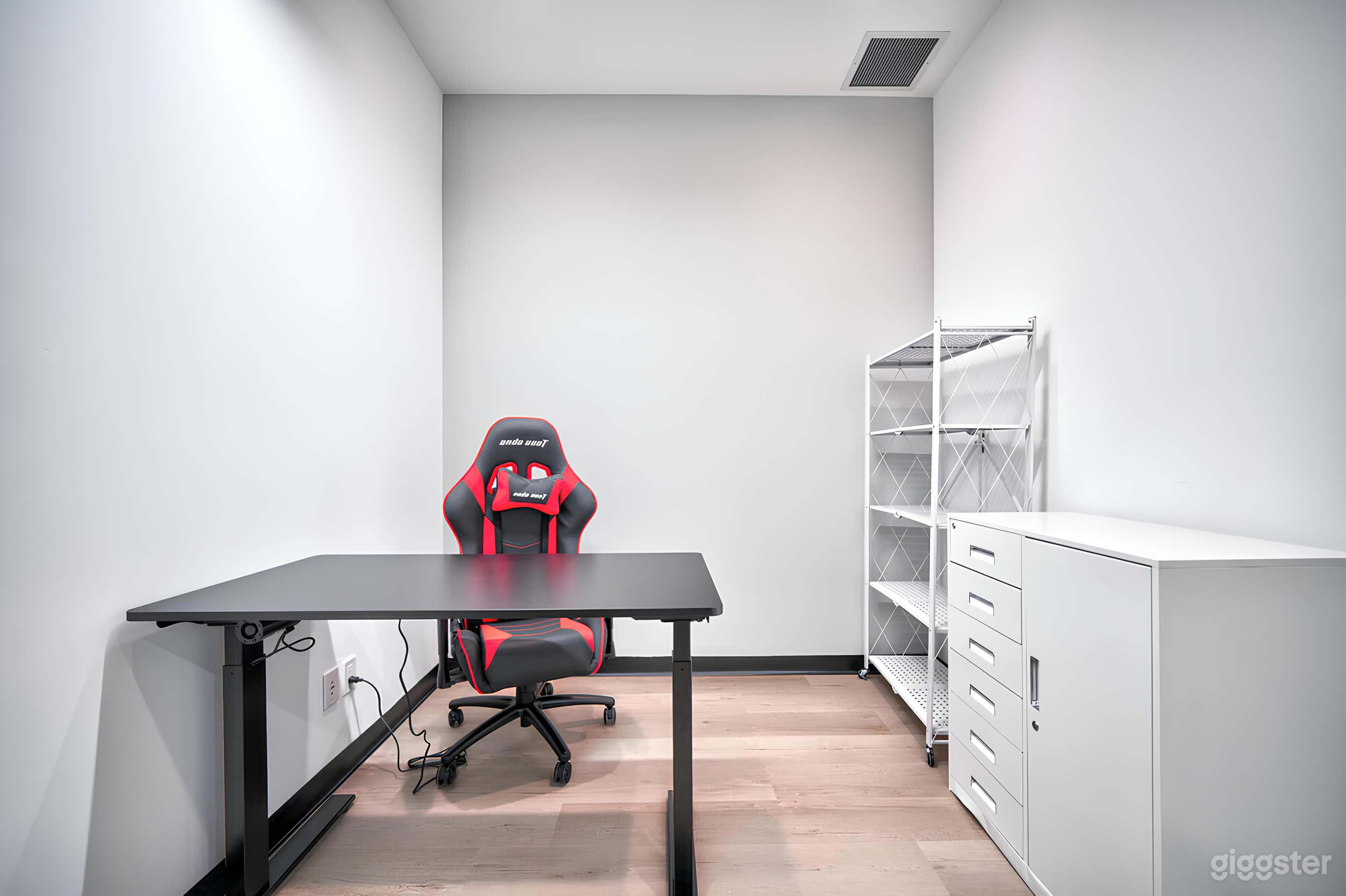 Minimalist Office Space  Photo 1