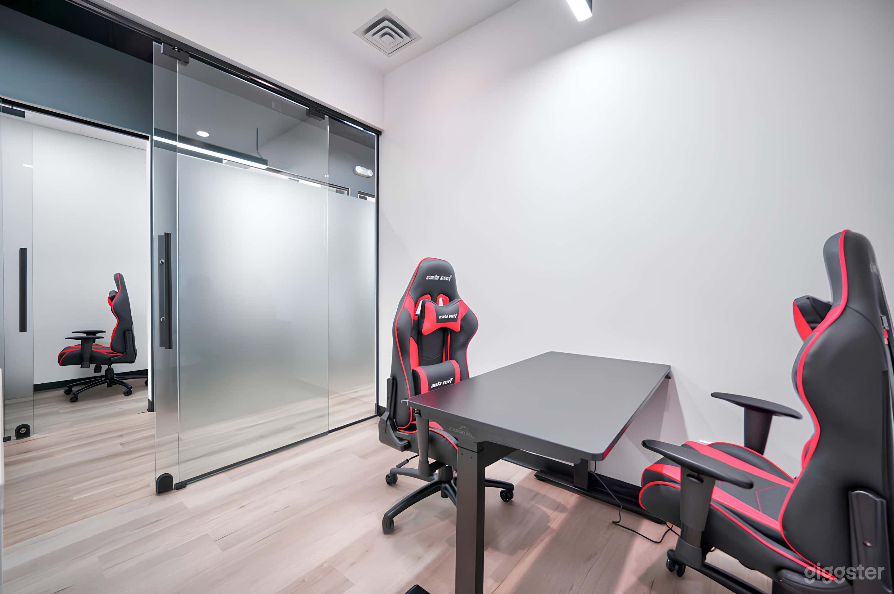 Minimalist Office Space  Photo 4