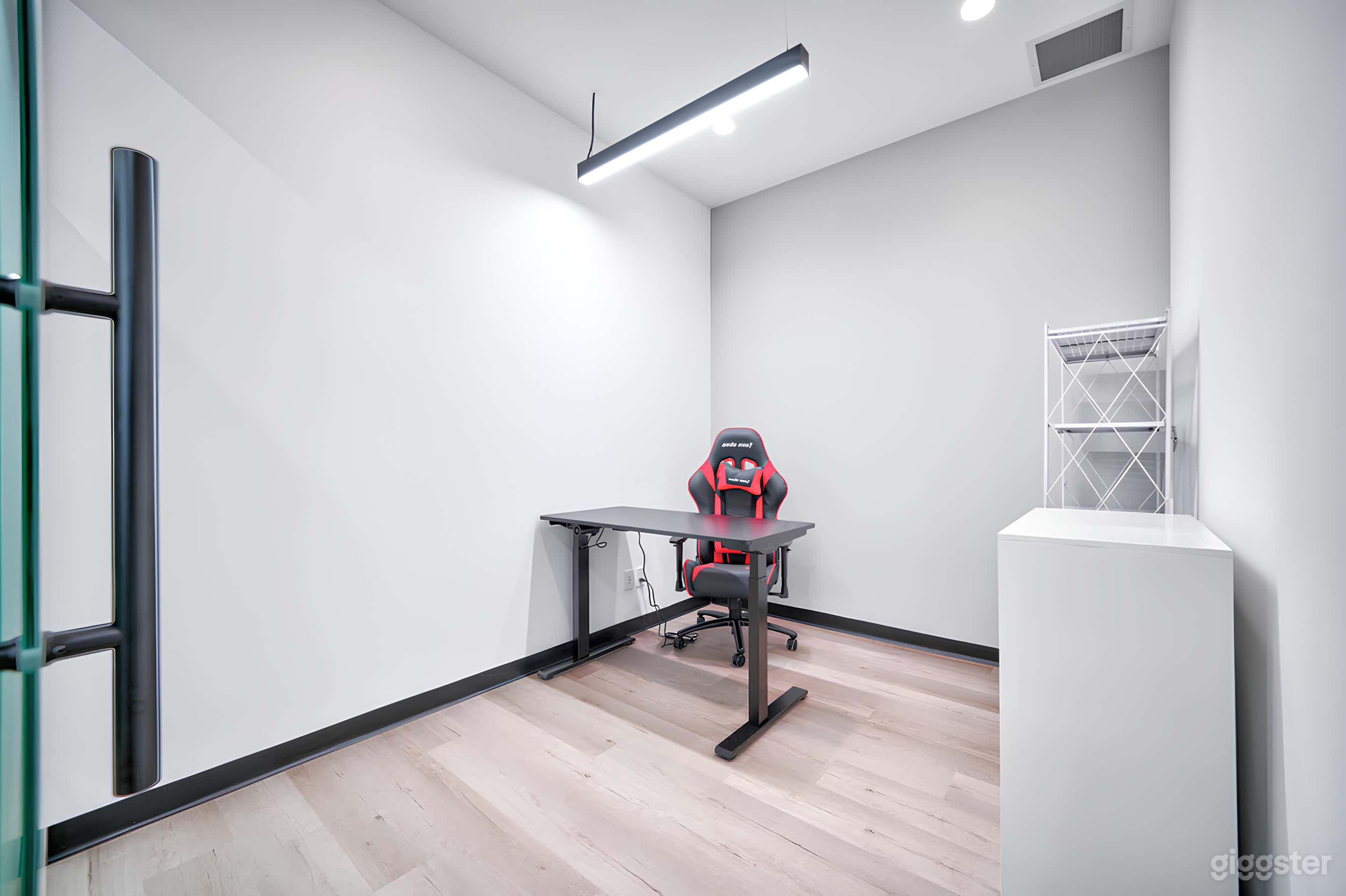 Minimalist Office Space  Photo 2