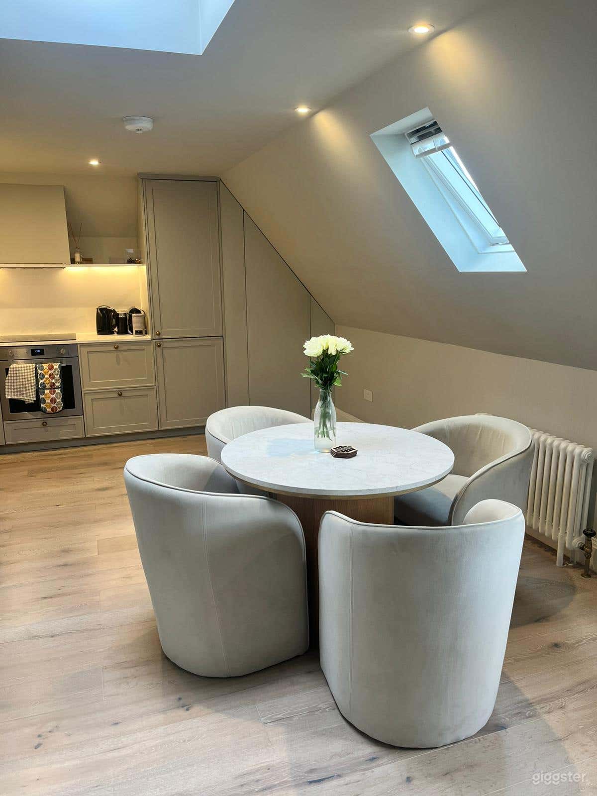 Luxury 2-Bed Flat with Vaulted Skylights & Natural Light Photo 3