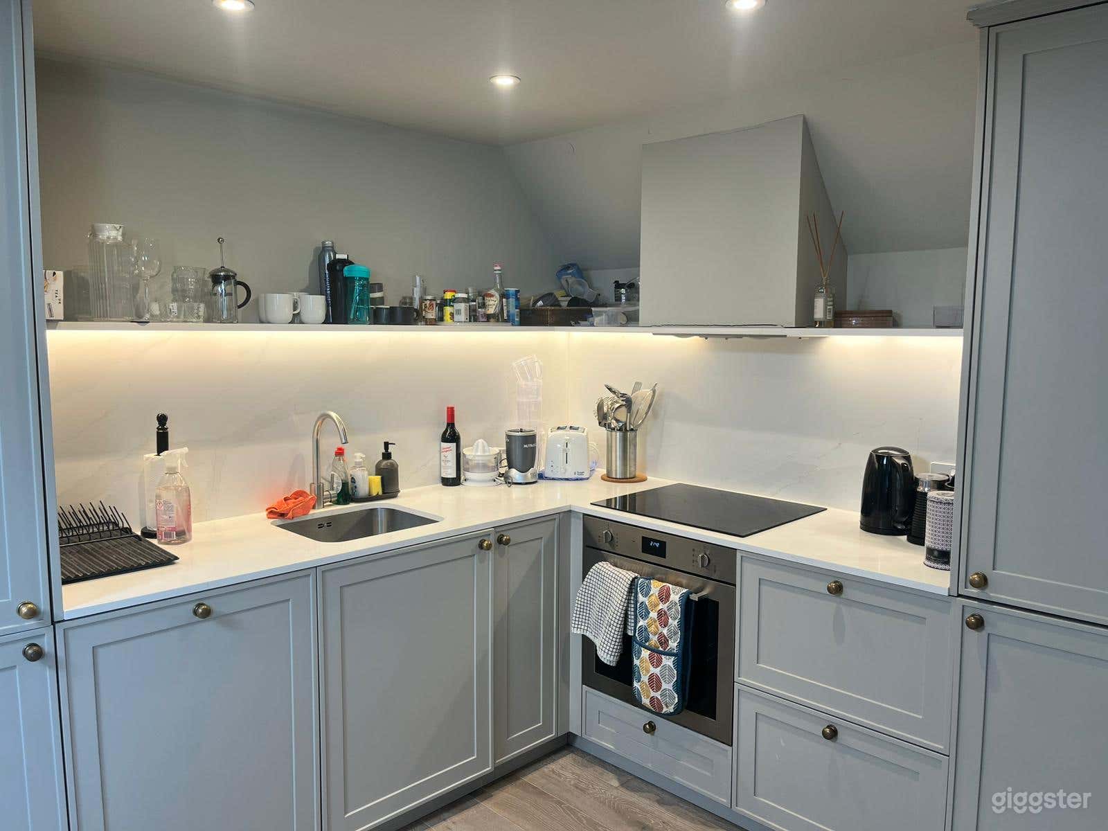 Luxury 2-Bed Flat with Vaulted Skylights & Natural Light Photo 4