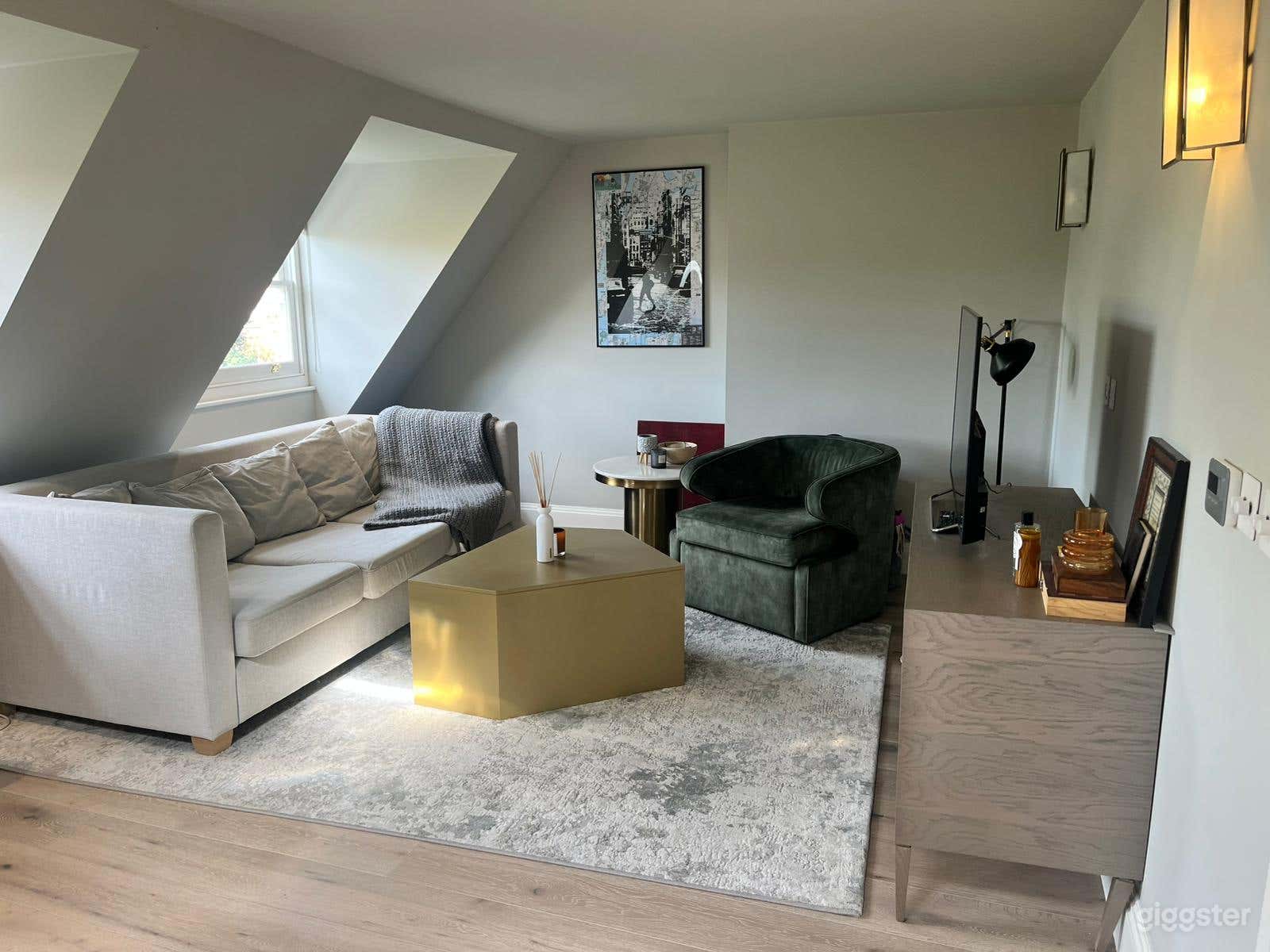 Luxury 2-Bed Flat with Vaulted Skylights & Natural Light Photo 1