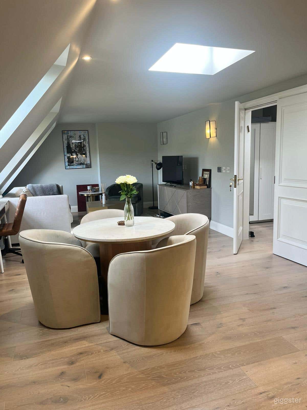 Luxury 2-Bed Flat with Vaulted Skylights & Natural Light Photo 2