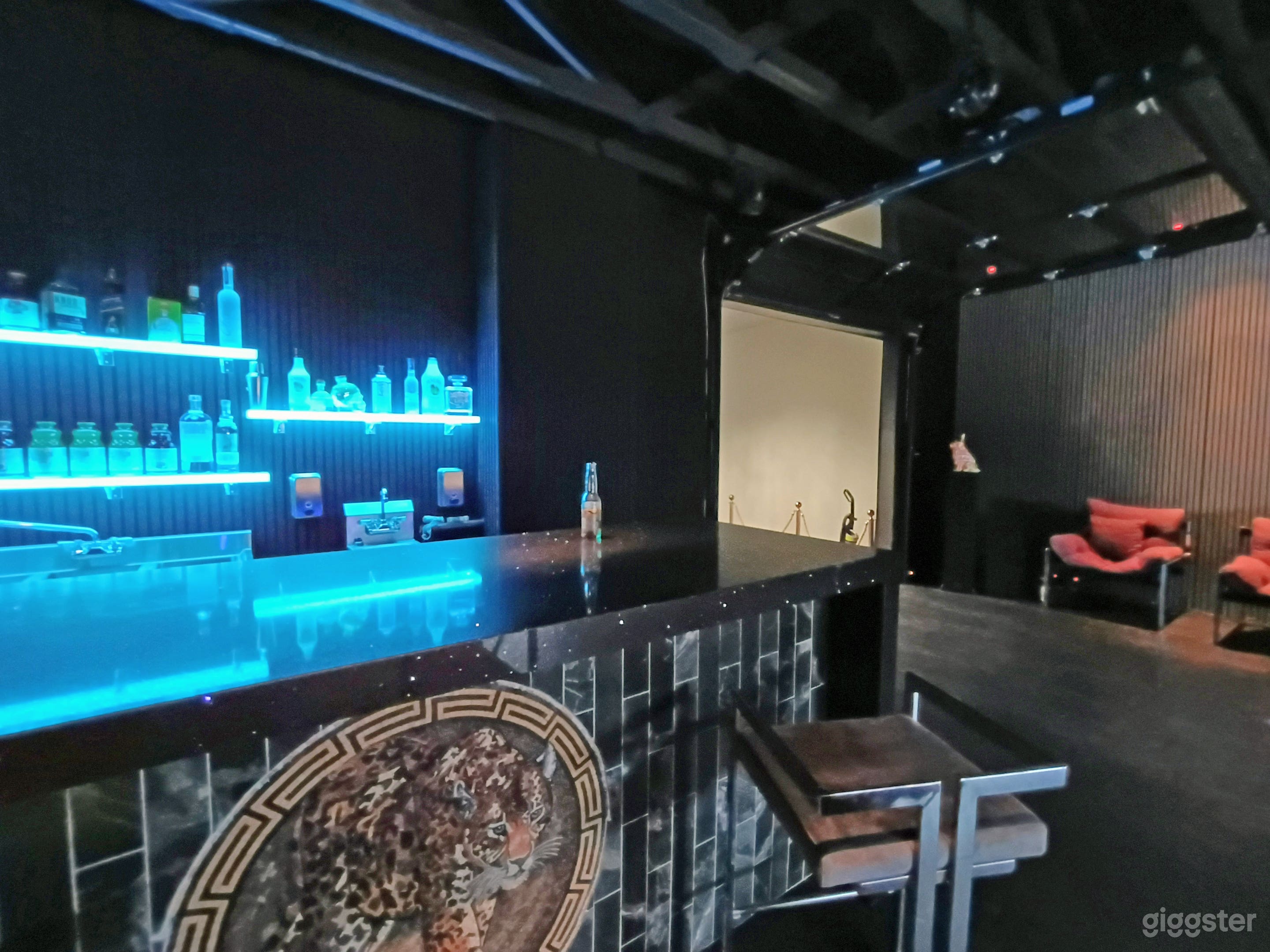 Full bar area with sinks