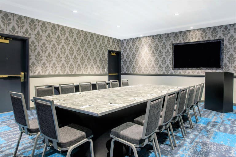  Lafayette Salon II - Conference Set 