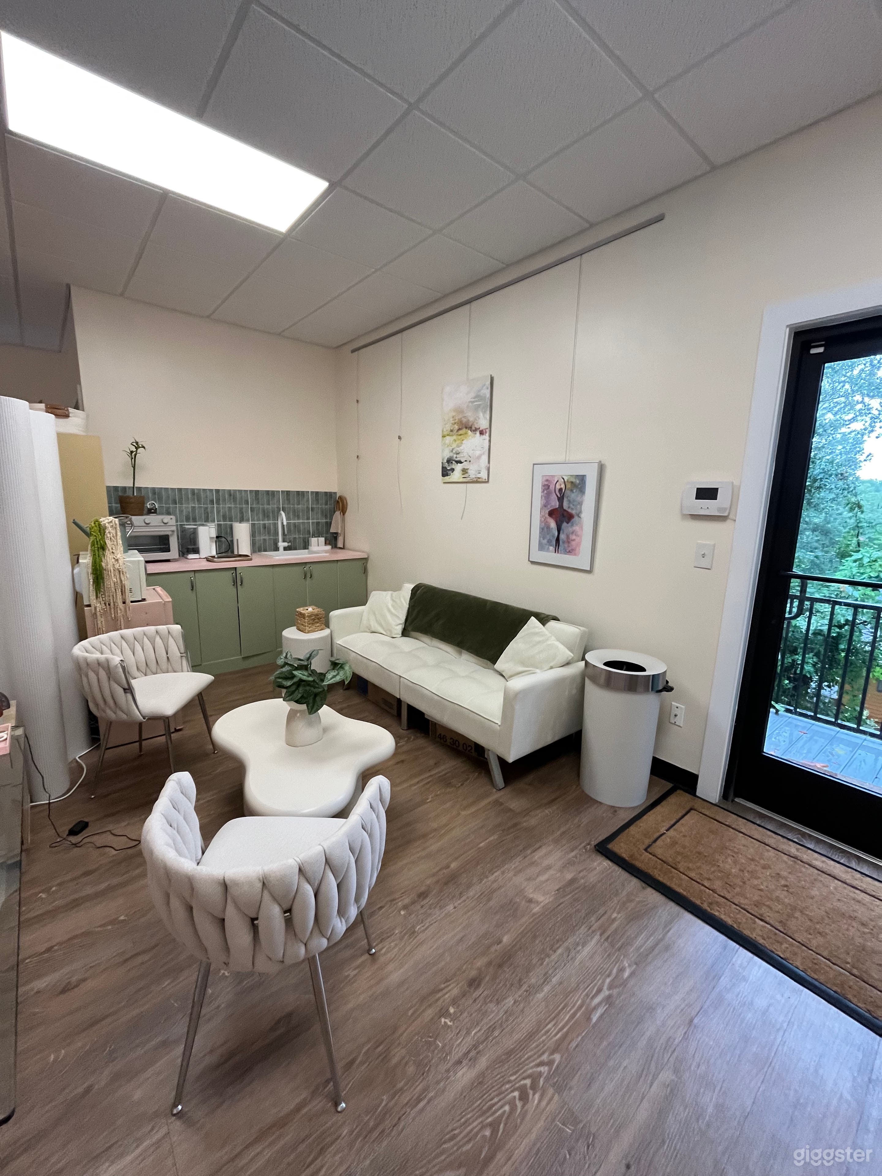 Light & Airy Treehouse Barre Studio Photo 4