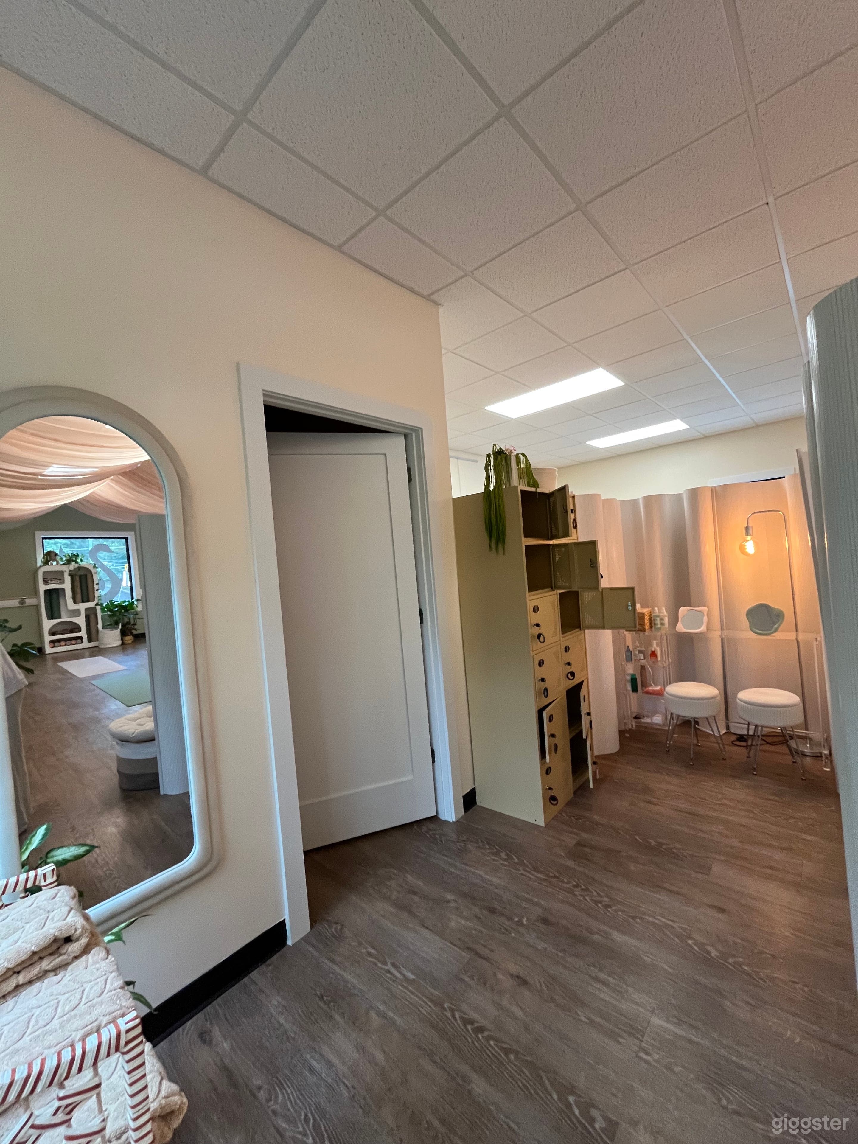 Light & Airy Treehouse Barre Studio Photo 2