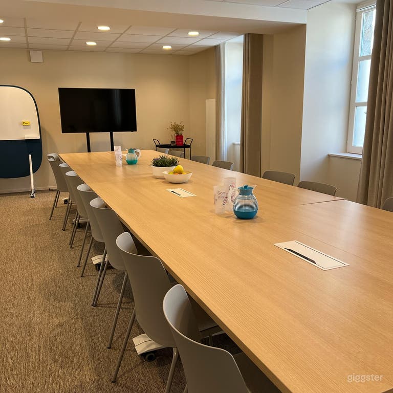  The Hat Room for up to 20 People 