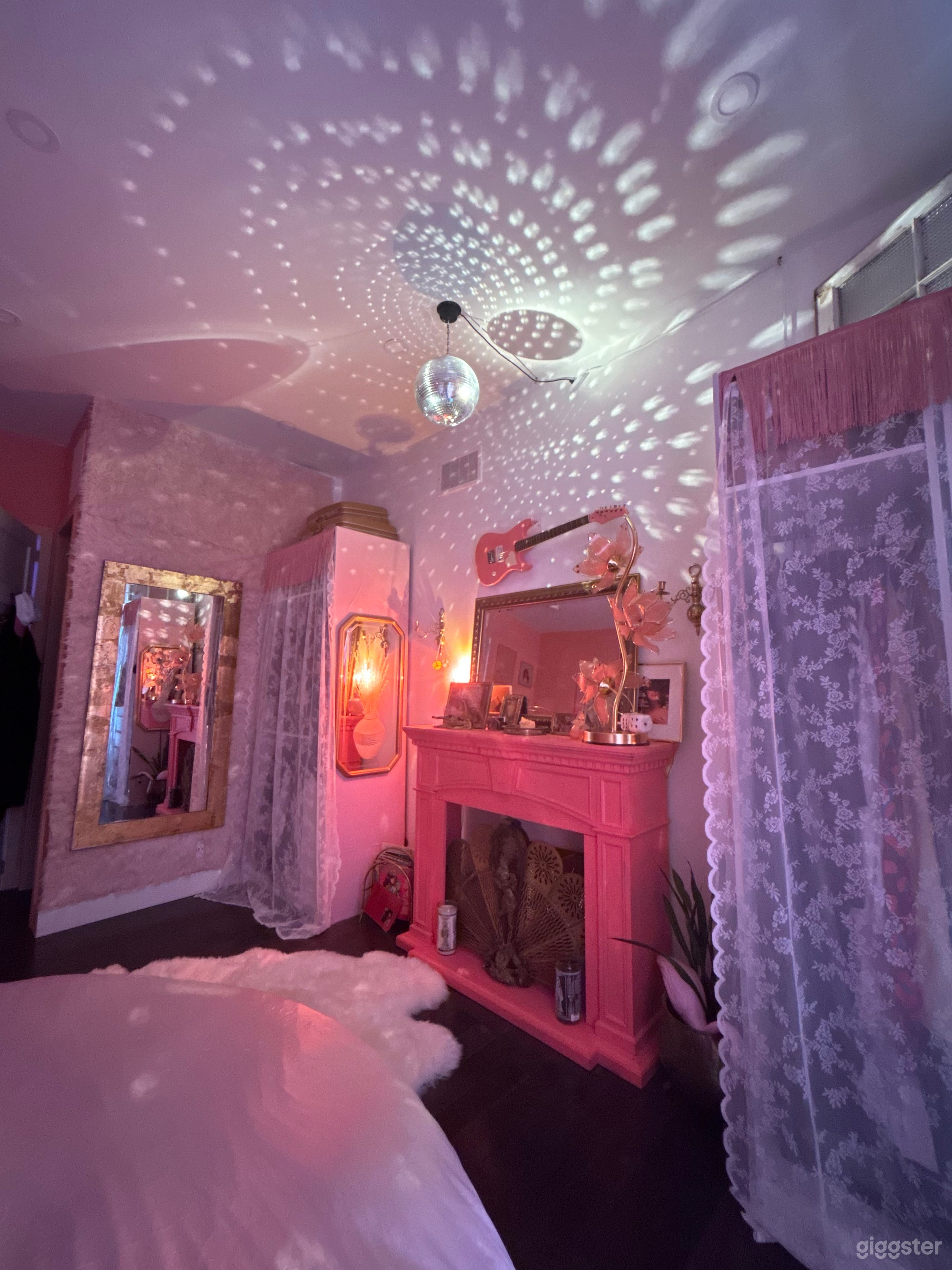 Vintage Pink Room Photo 3